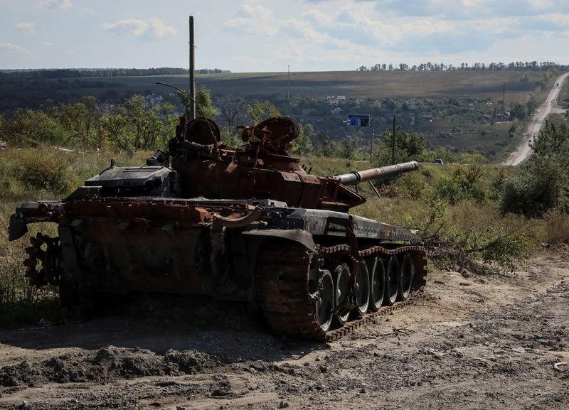Un tanque ruso destruido cerca del pueblo de Kamyanka, recientemente liberado por las Fuerzas Armadas de Ucrania, en la región de Járkov, Ucrania 22 de septiembre de 2022. REUTERS/Gleb Garanich