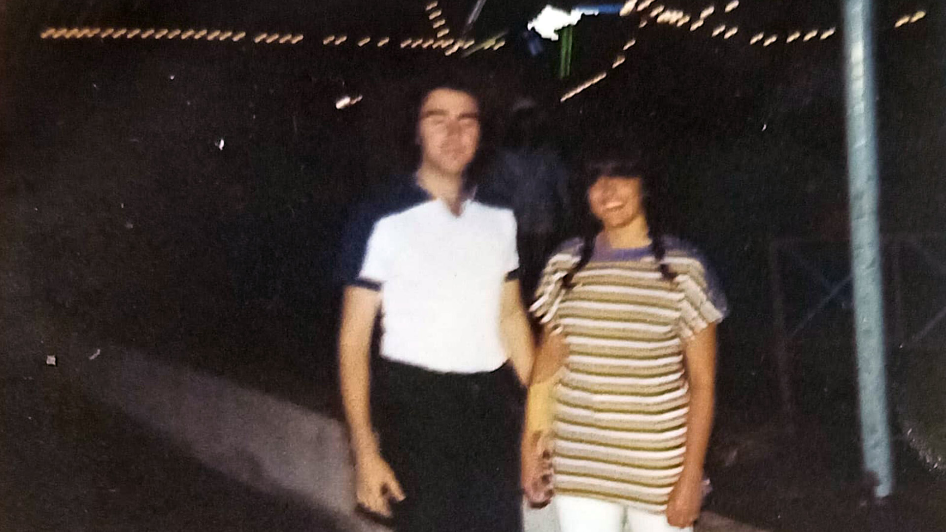 Foto del primer noviazgo de María Jesús y Gustavo cuando ella tenía 17 años y el 22