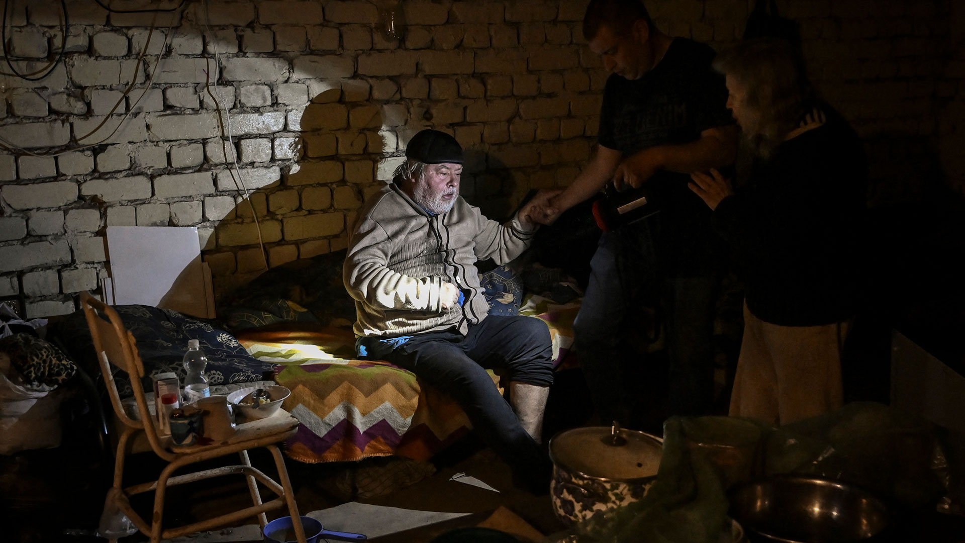 Bajo las bombas rusas, los ucranianos arriesgan la vida al salir de los refugios a tratar de conseguir comida: “Y si me matan, me matan”