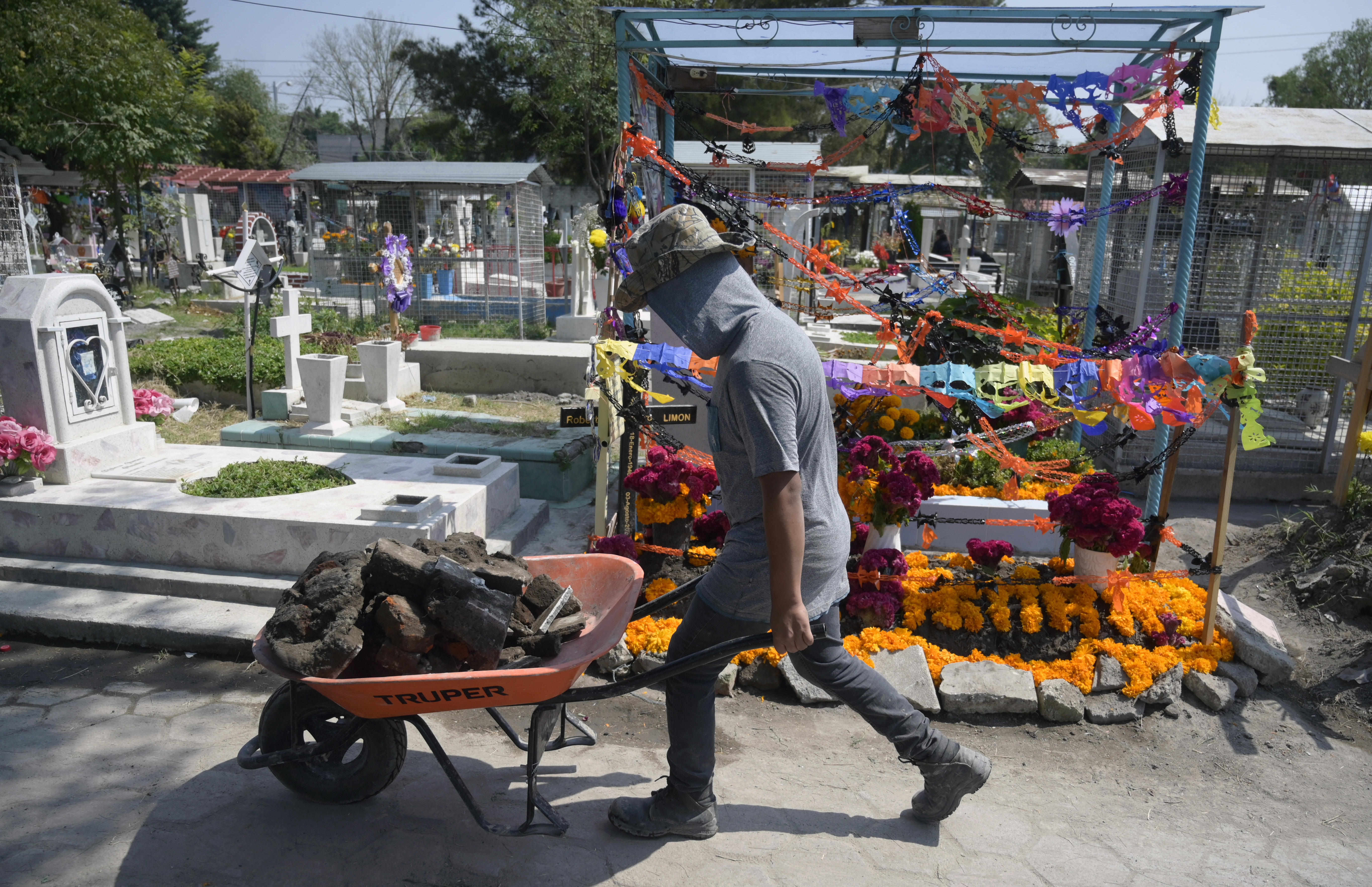 Un empleado trabaja antes del Día de Muertos en el Panteón San José, en la Ciudad de México el 28 de octubre de 2020.