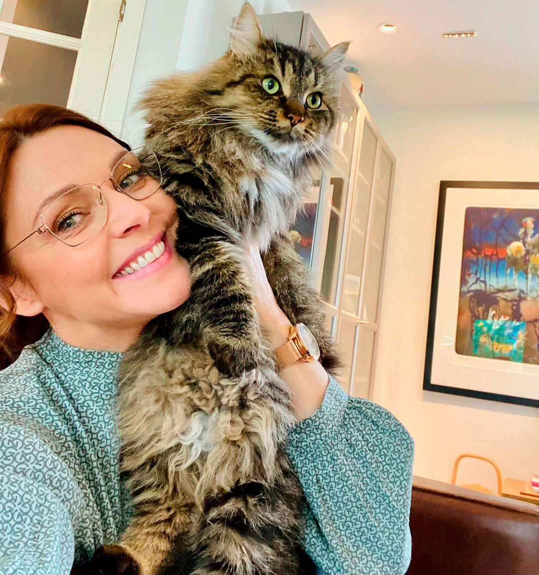 Mona Grudt y su pequeña gatita Lizzie (Foto: Instagram)
