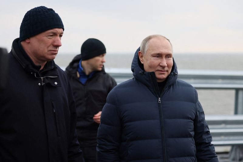 El presidente ruso, Vladimir Putin, visita un puente que conecta la parte continental de Rusia con la península de Crimea a través del estrecho de Kerch, el 5 de diciembre de 2022. Sputnik/Pool vía REUTERS/Archivo