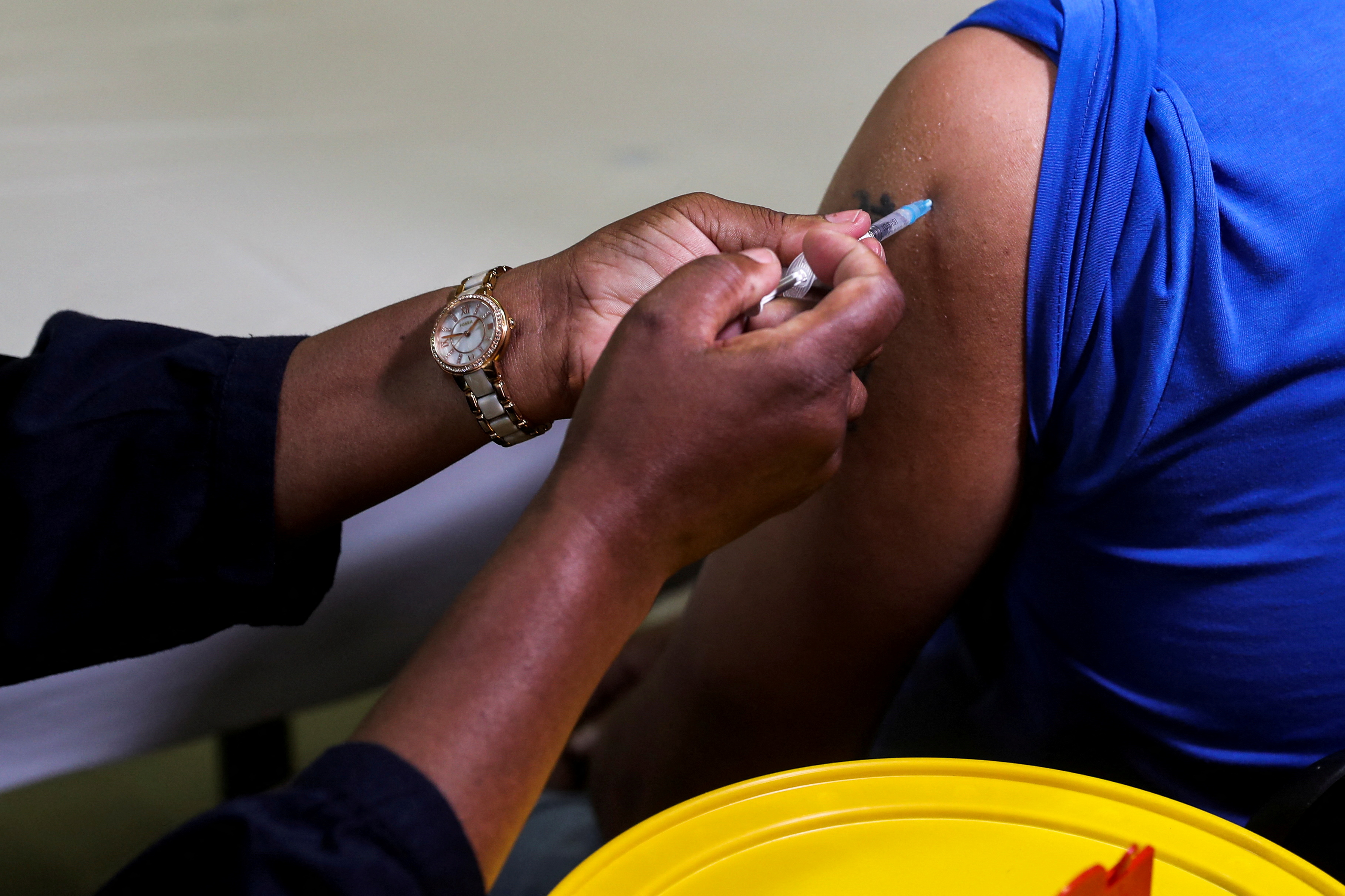 Un nuevo estudio de la vacuna Pfizer afirma la necesidad de la aplicación de una tercera dosis para evitar casos graves de COVID-19 (REUTERS/Sumaya Hisham/File Photo)