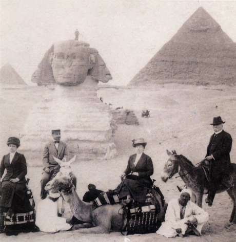 En una de las fotos, se ve a Díaz arriba de un asno, mientras sus acompañantes se encuentran sobre un camello. Foto: Twitter/@hicaroh