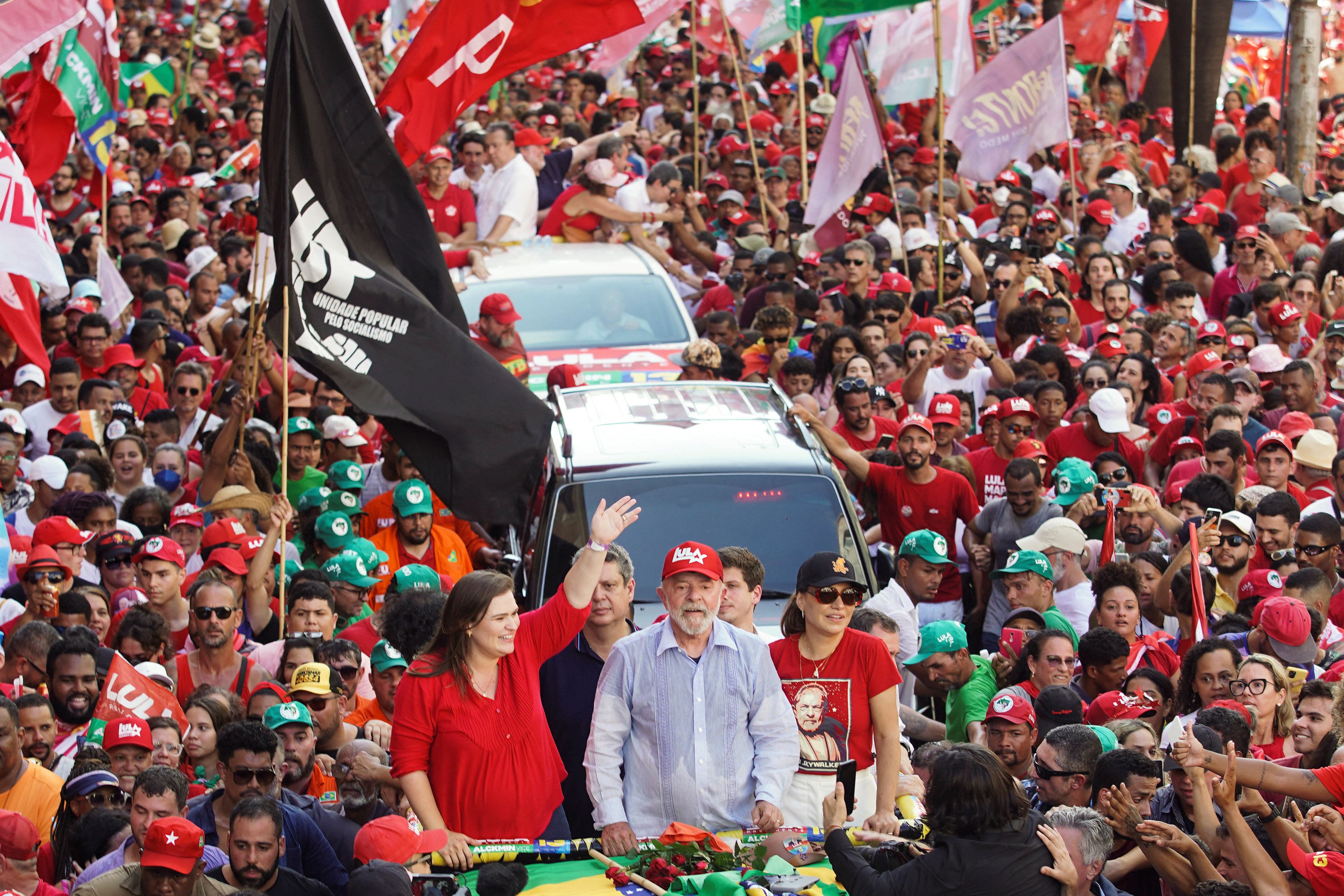 El ex presidente de Brasil y candidato presidencial Luiz Inacio Lula da Silva asiste a un acto de campaña en Recife, estado de Pernambuco, Brasil 14 de octubre de 2022. REUTERS