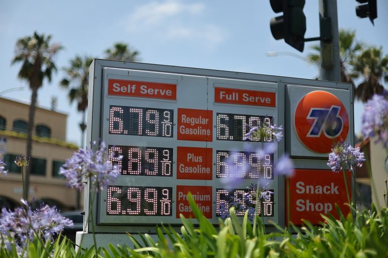 FOTO DE ARCHIVO: Precios de gasolina por encima de los 6 dólares en una gasolinera de la cadena 76 en Santa Mónica, estado de California, Estados Unidos, el 26 de mayo de 2022. REUTERS/Lucy Nicholson