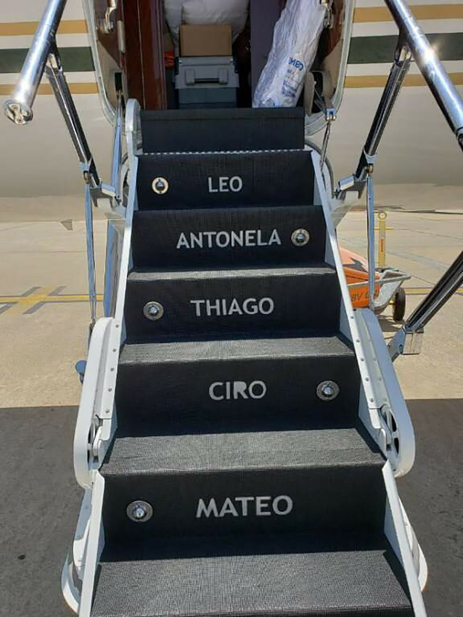 Cómo es el avión de Lionel Messi en el que viajó la comitiva presidencial a  México - Infobae