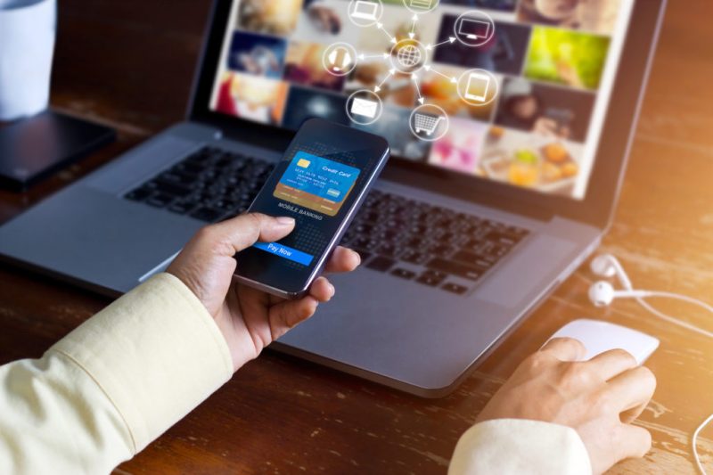 Clientes de bancos ahora usan la banca digital para asegurar sus pagos. (foto: Hispanidad)