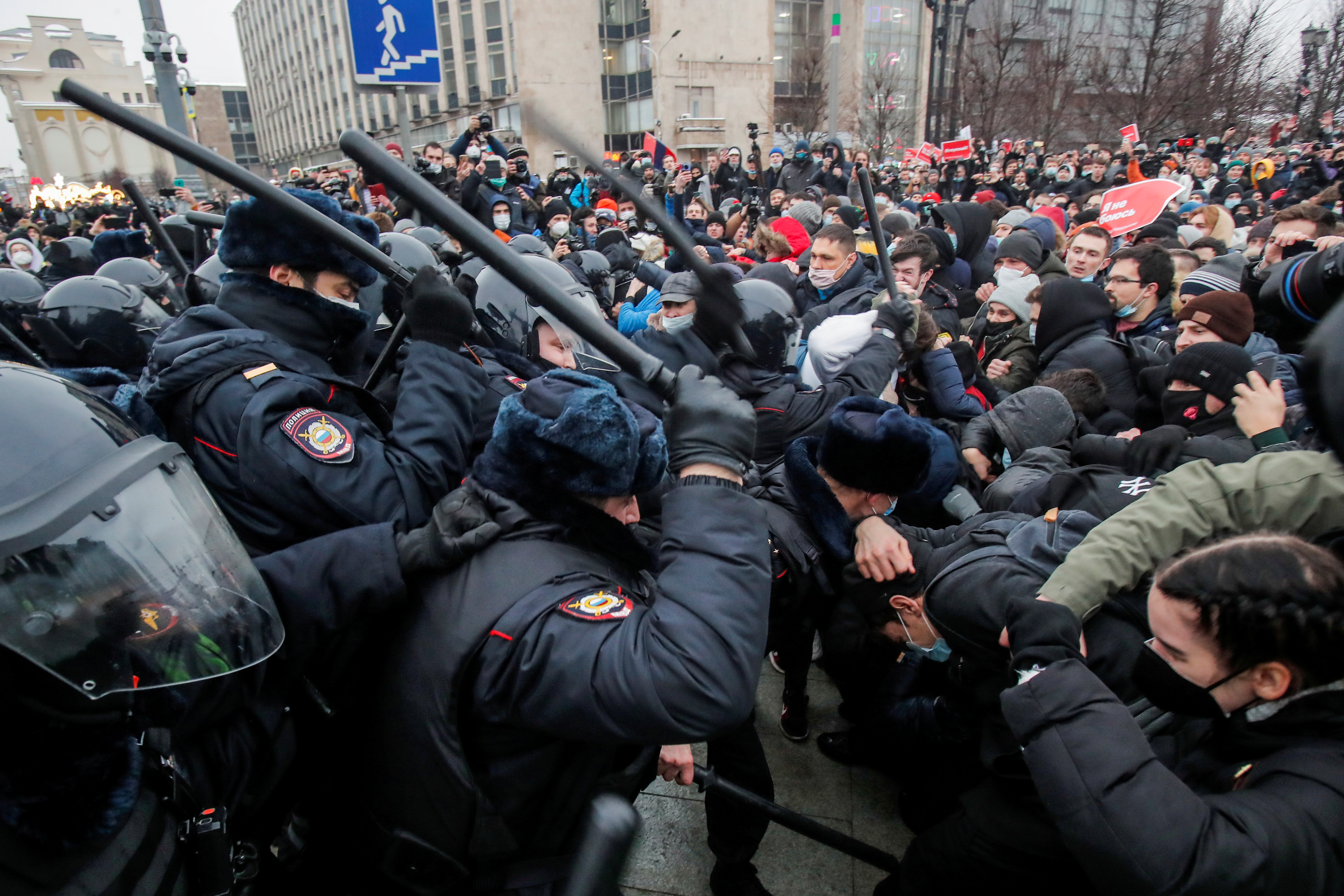 Foto de la represión que tuvo lugar en Moscú durante las protestas a favor del opositor Alexei Navalny. Foto: REUTERS/Maxim Shemetov