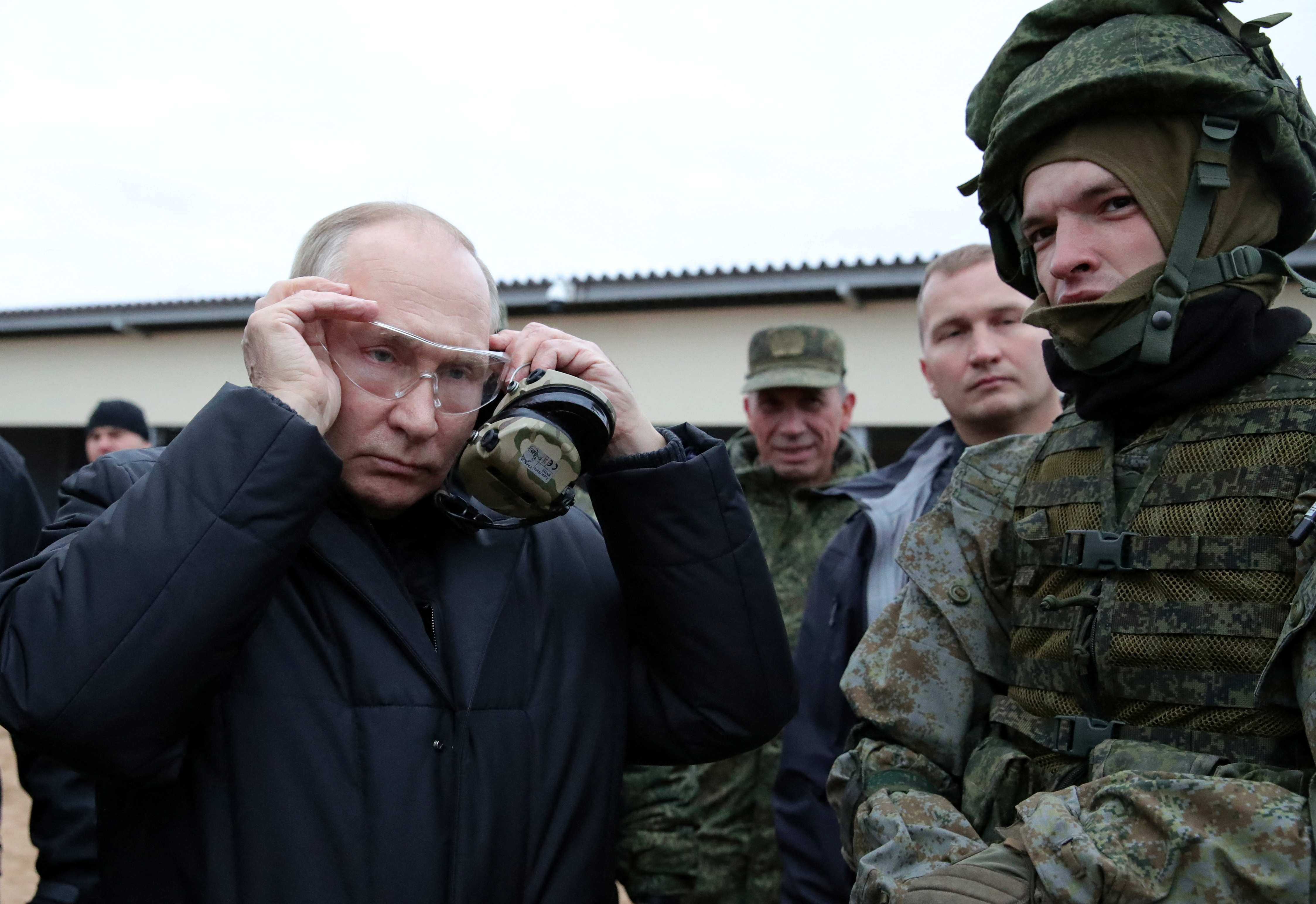 Vladímir Putin se coloca gafas protectoras mientras visita un centro de entrenamiento del Distrito Militar Occidental para reservistas movilizados, en la región de Riazán, Rusia, el pasado 20 de octubre de 2022 (Reuters)