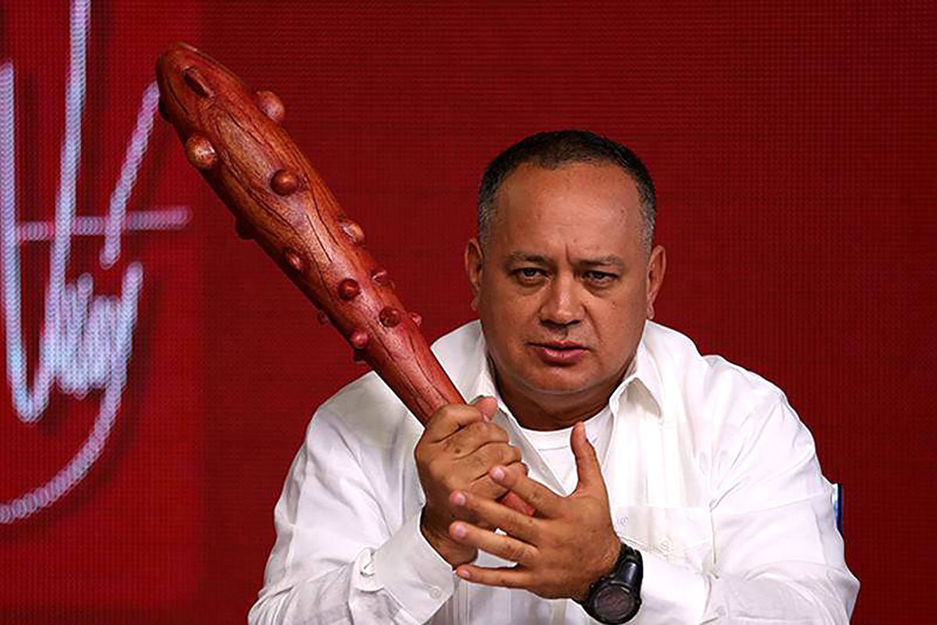 Diosdado Cabello conduce “Con el Mazo Dando” por la TV venezolana. 