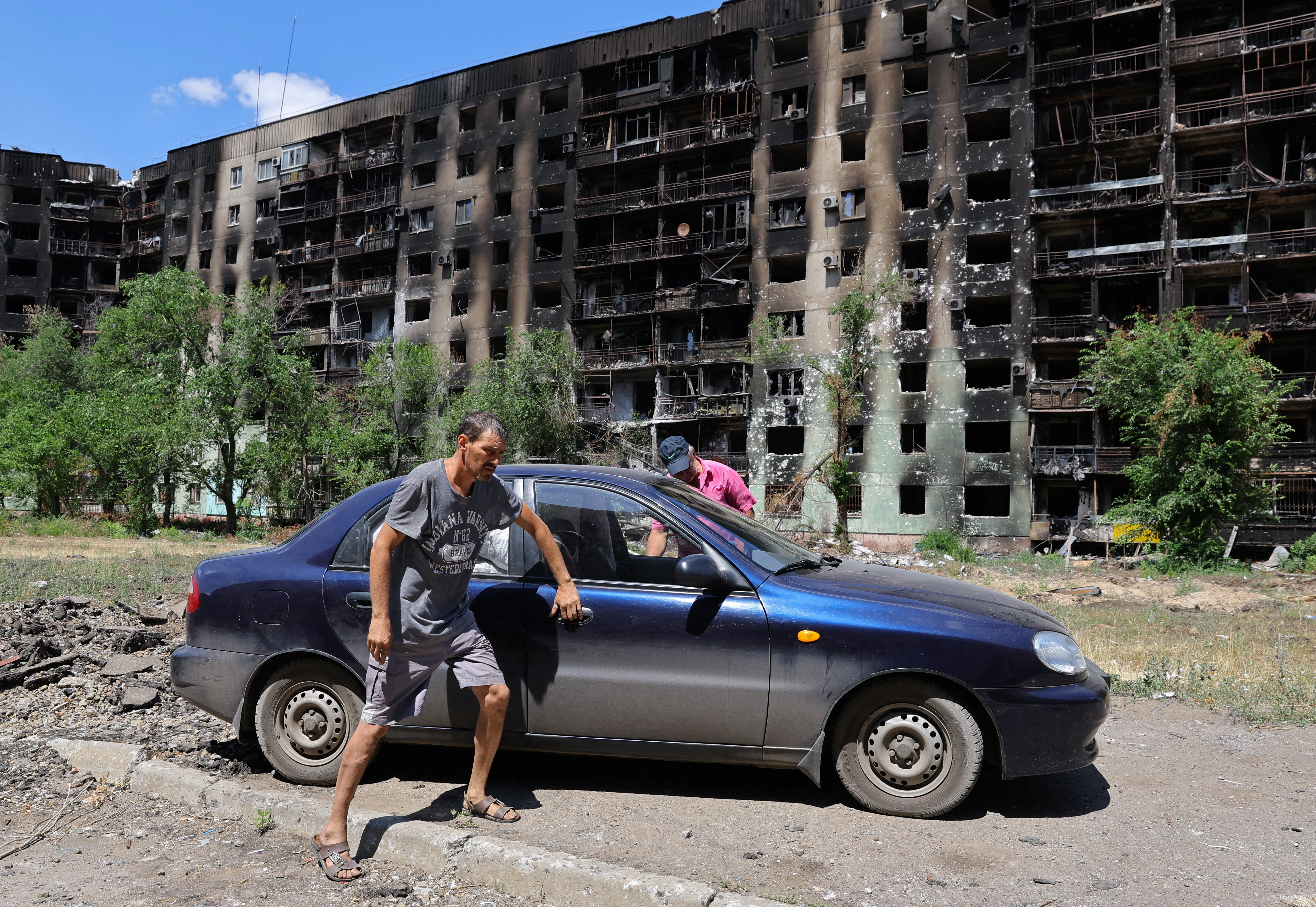 Residentes locales en la destruida Severodonetsk (Reuters)