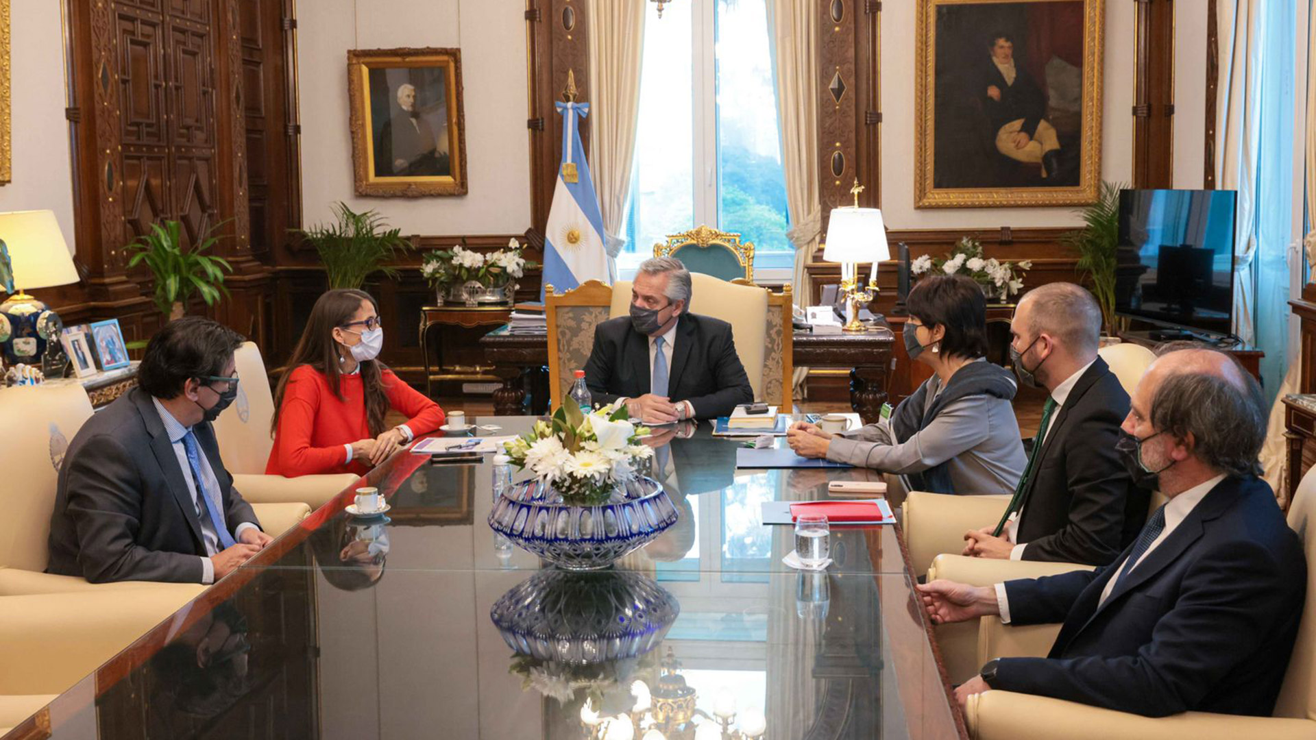 Alberto Fernández en la reunión de hoy con Elizabeth Gómez Alcorta, Martín Guzmán, Eduardo Hecker y Mercedes Marcó del Pont 
