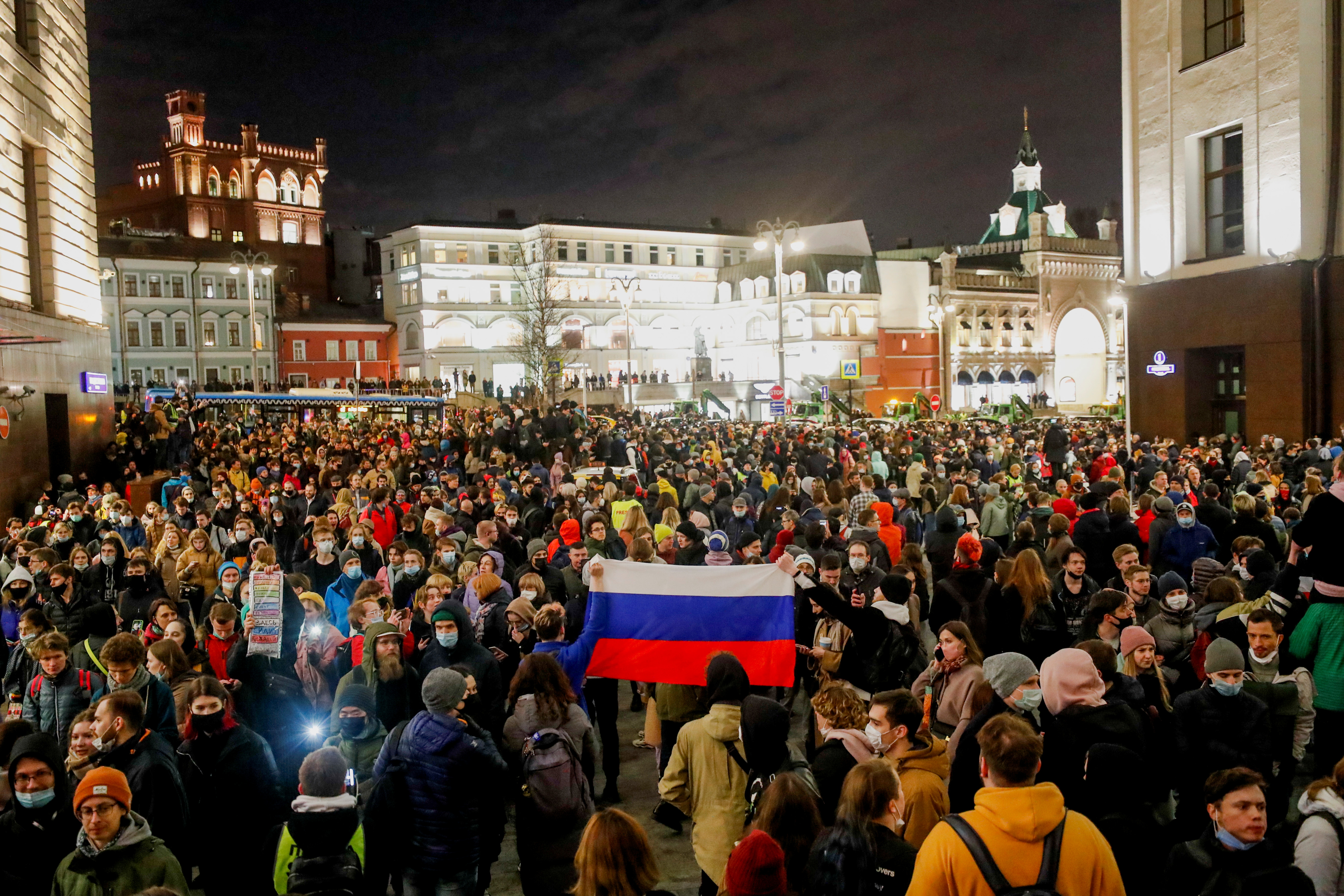 Partidarios del político opositor ruso encarcelado Alexei Navalny sostienen una bandera rusa durante un mitin en Moscú, Rusia, el 21 de abril de 2021. REUTERS / Shamil Zhumatov
