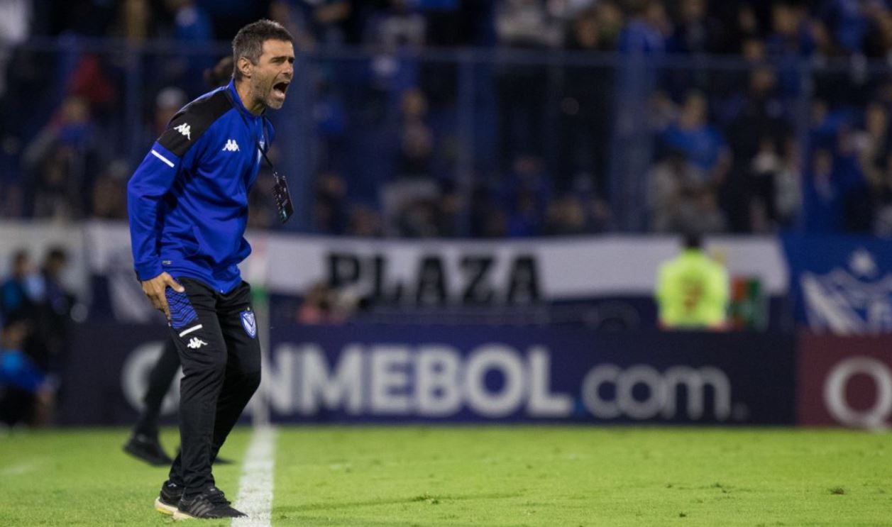 Julio Vaccari dejó de ser el entrenador de Vélez: lo reemplazará el Cacique Medina y explotó contra la dirigencia