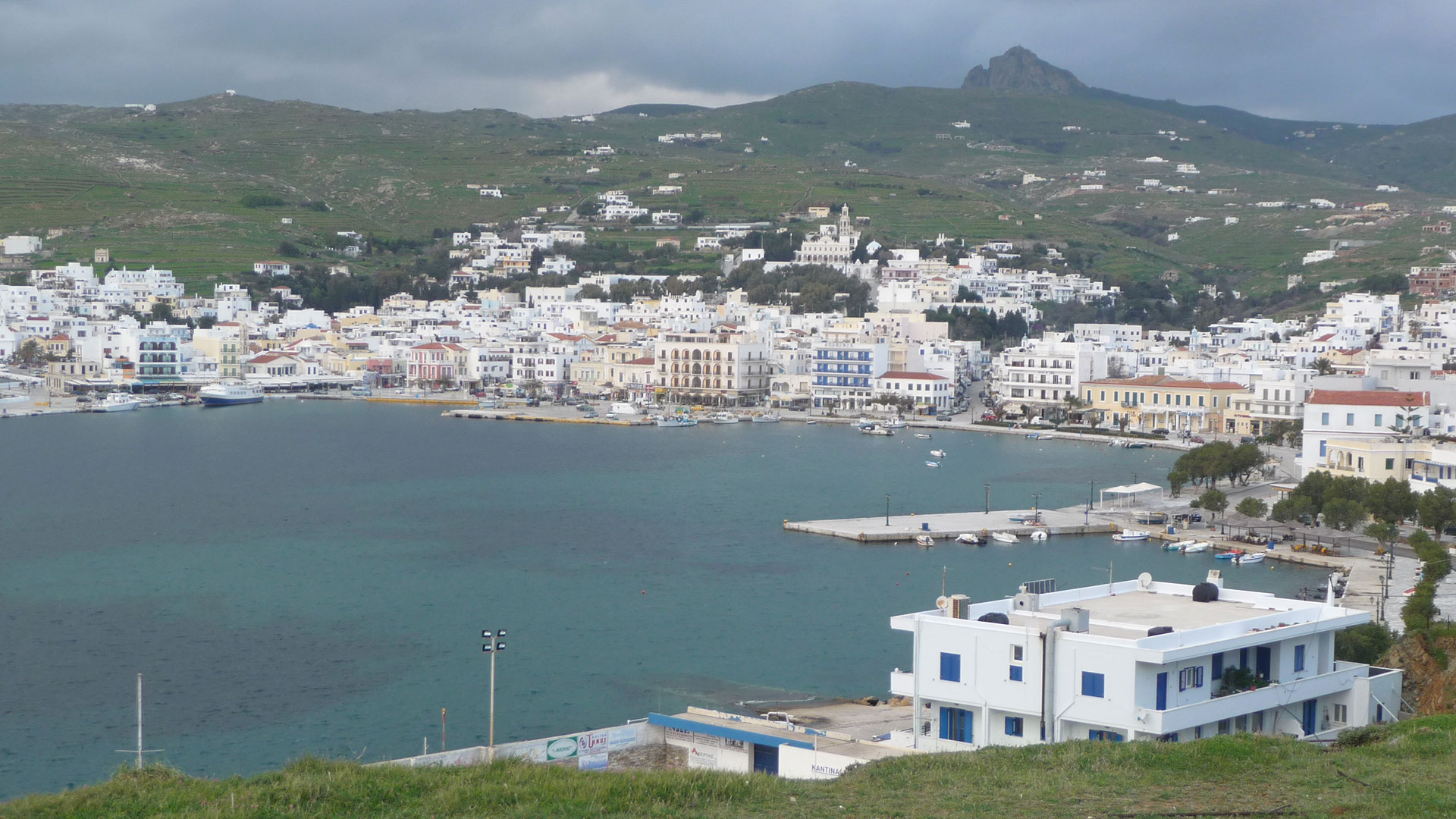 Iglesias centenarias, playas serenas y talleres de mármol: así es Tinos, la isla menos conocida de Grecia