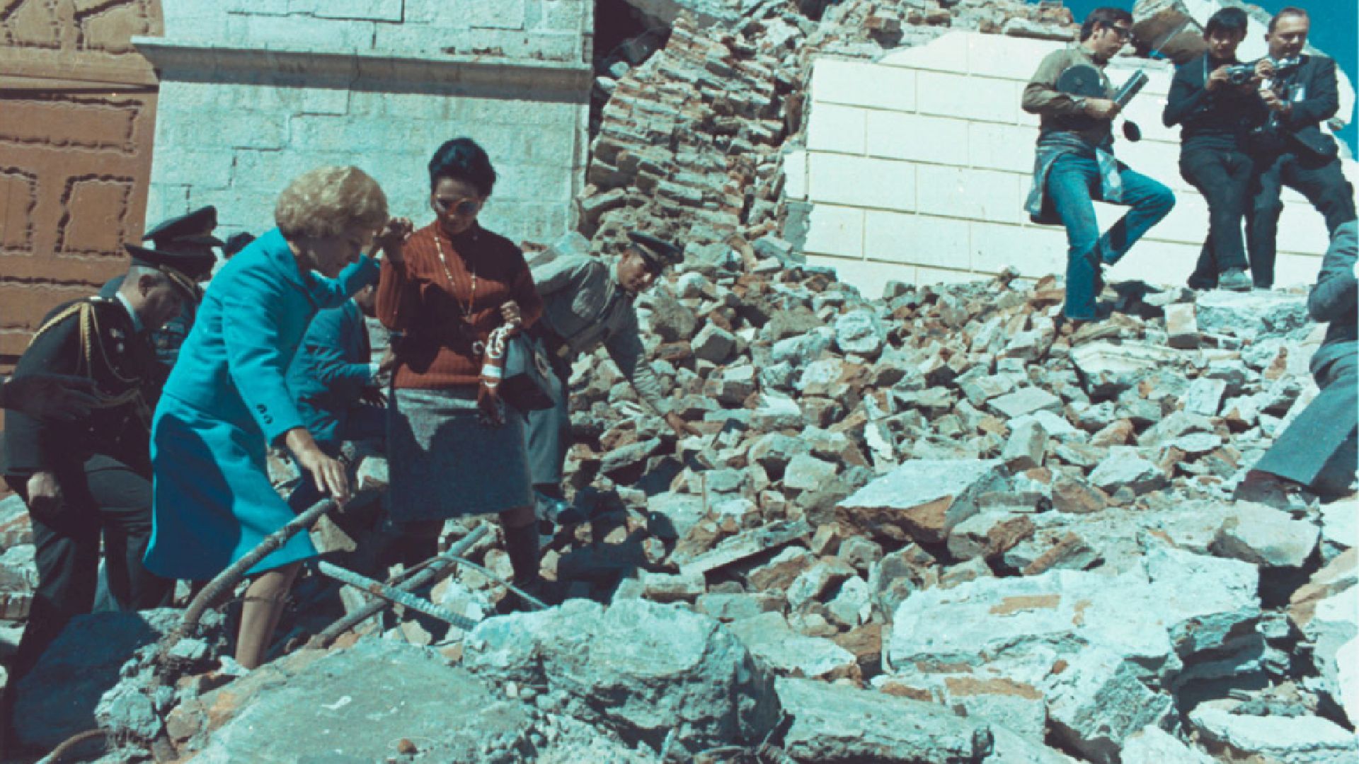 The former first lady of the United States, Pat Nixon, arrived in Peru to see the damage caused by the 1970 earthquake in the Huascarán area (White House Photo Office)