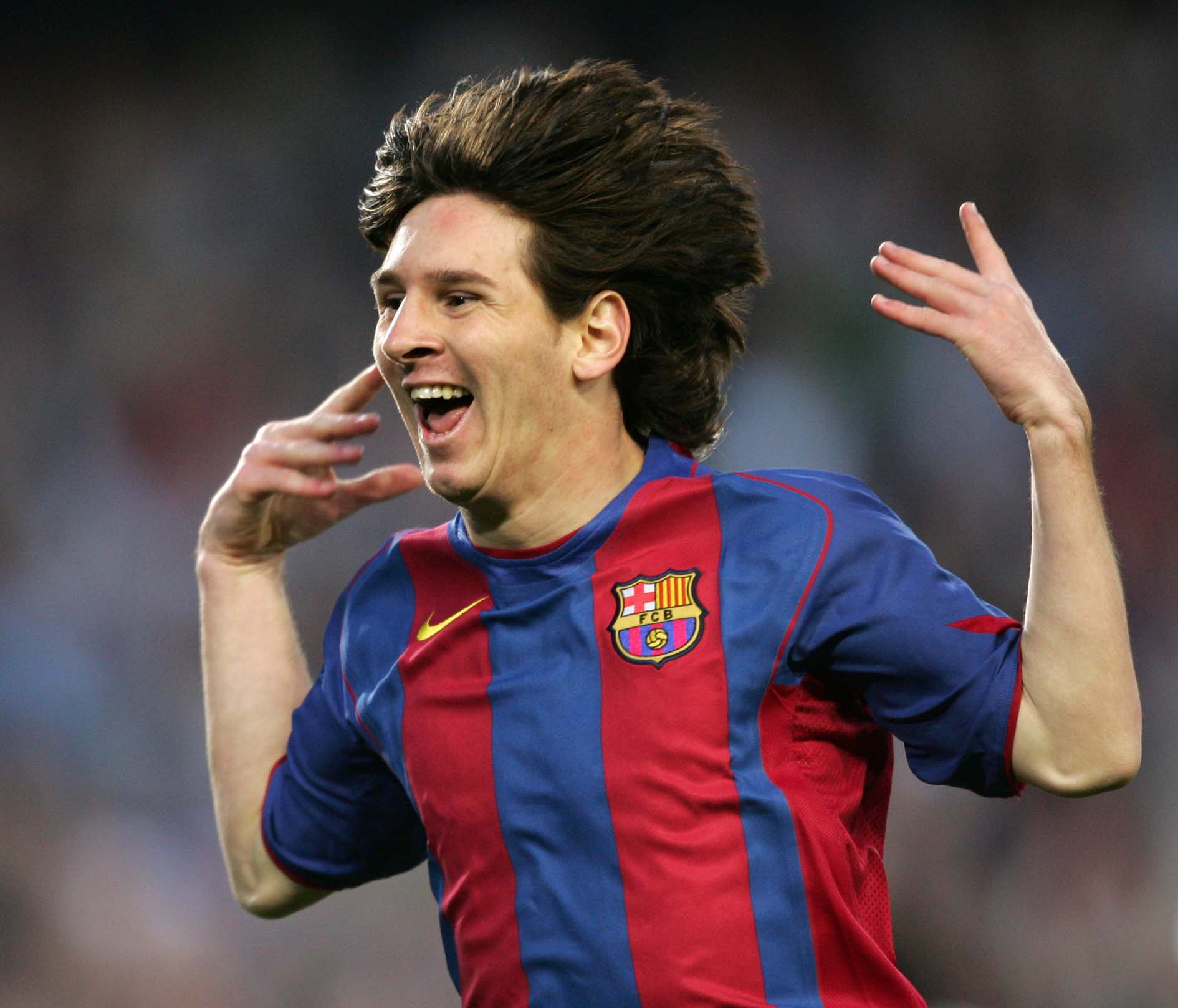 Messi festeja su primer gol oficial con la camiseta del Barcelona en 2005 (AFP PHOTO/LLUIS GENE)