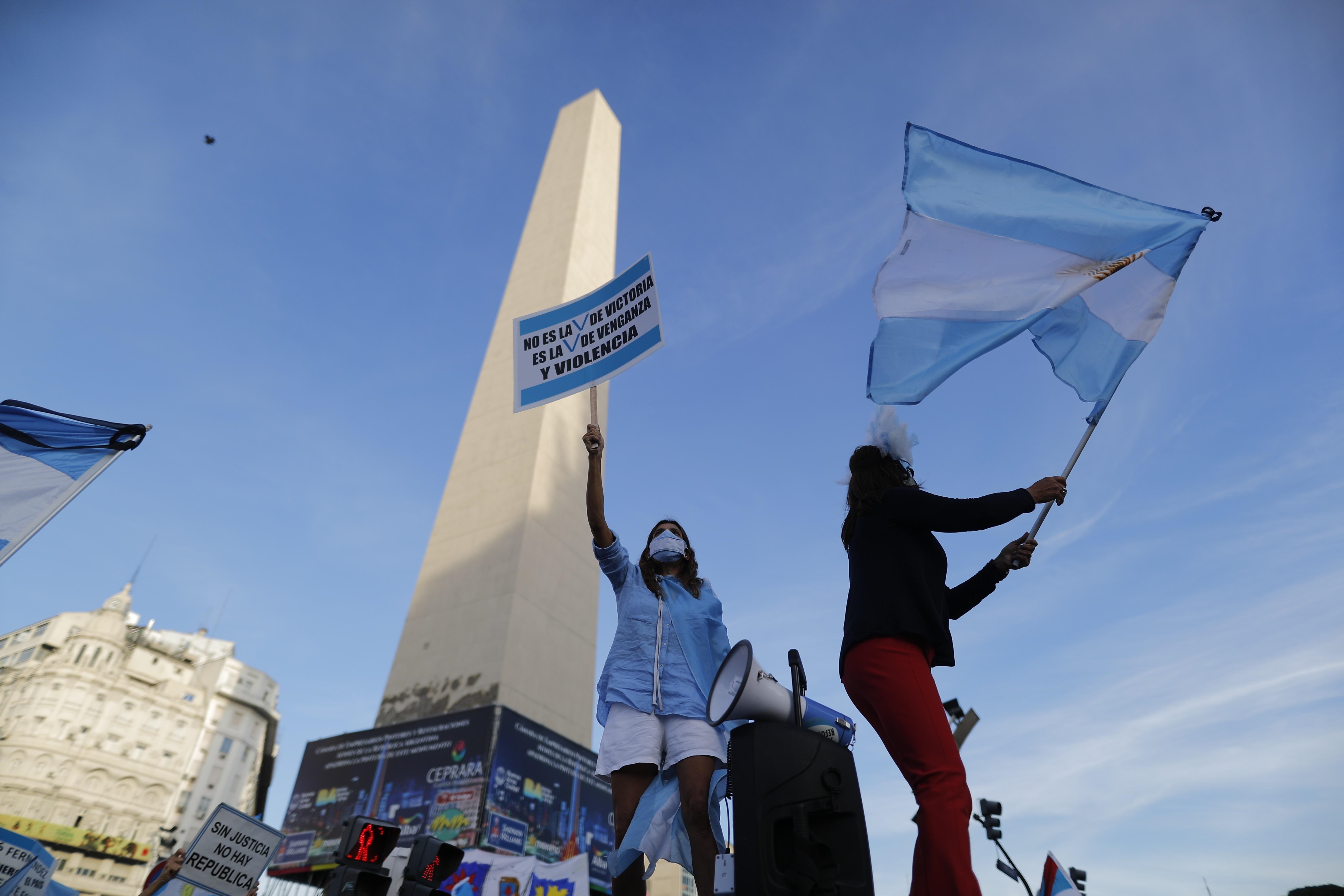 Manifestantes fueron registrados, durante un protesta contra el gobierno del presidente Alberto Fernández, por las medidas restrictivas para contener la pandemia, en Buenos Aires (Argentina). EFE/Juan Ignacio Roncoroni
