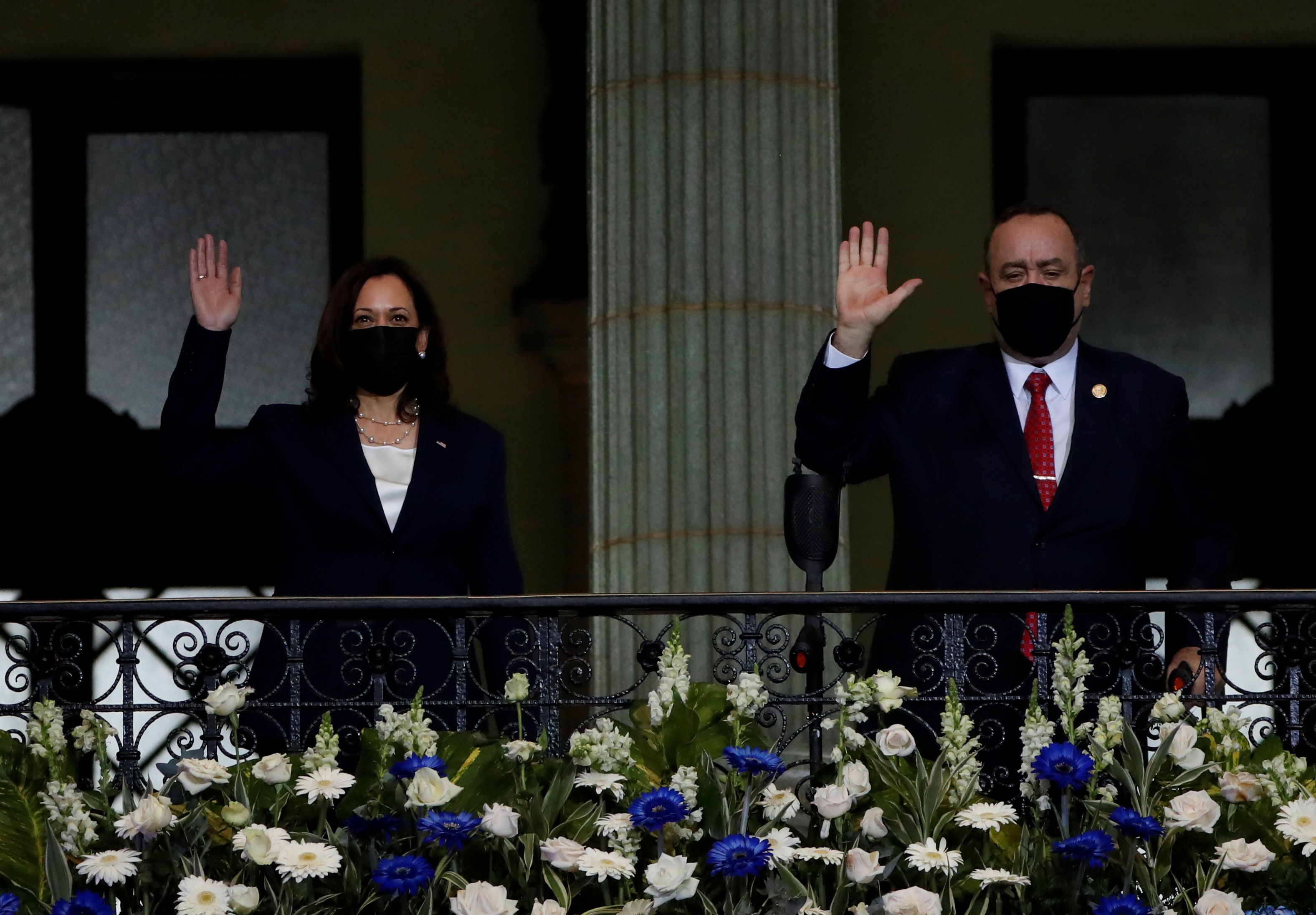 La vicepresidenta de Estados Unidos, Kamala Harris, y el presidente de Guatemala, Alejandro Giammattei, en una fotografía de archivo de la visita de la funcionaria estadounidense en junio de 2021. EFE/Esteban Biba
