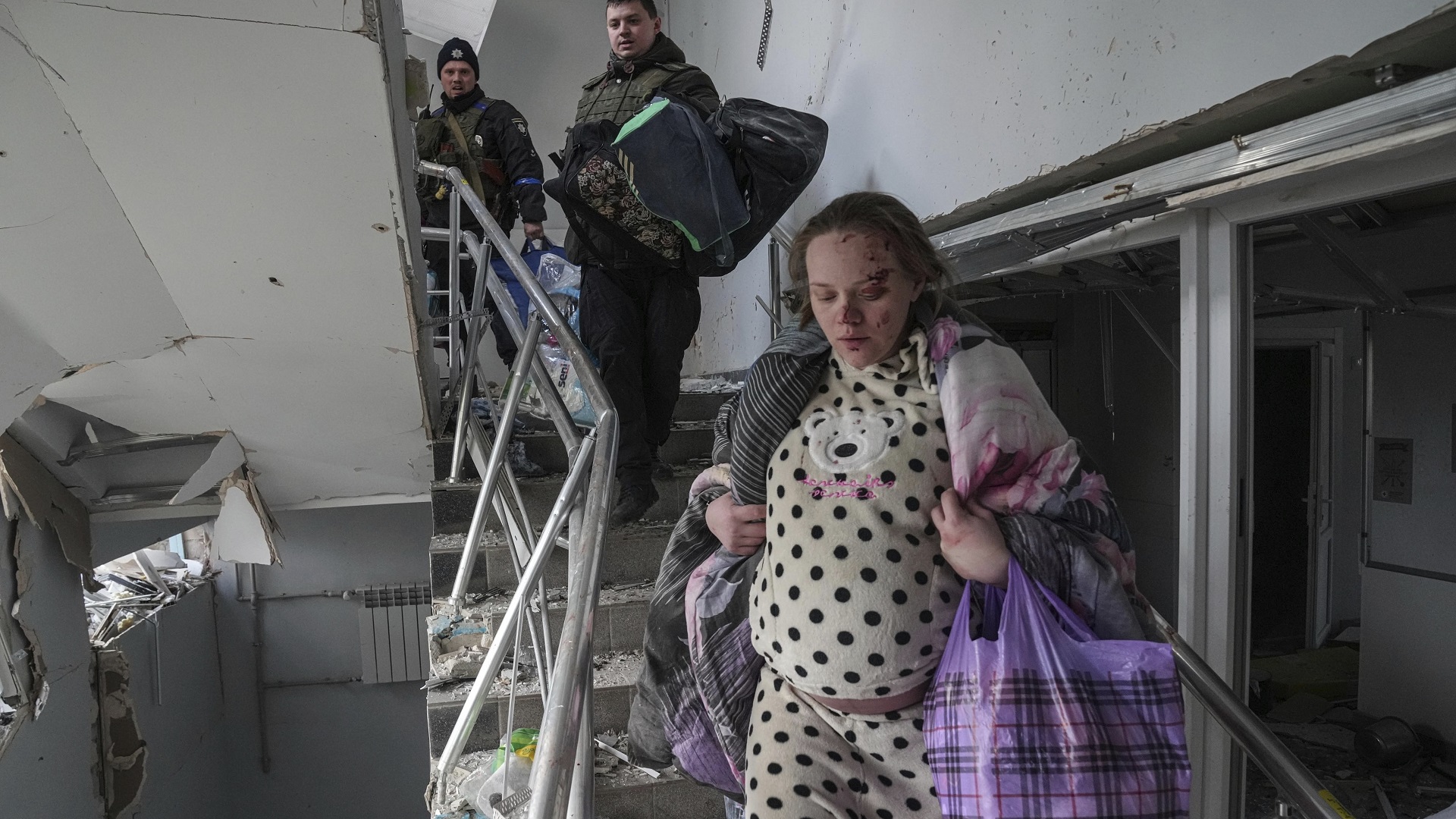 Una mujer embarazada herida baja las escaleras de un hospital de maternidad dañado por proyectiles en Mariúpol, Ucrania (AP Foto/Evgeniy Maloletka)