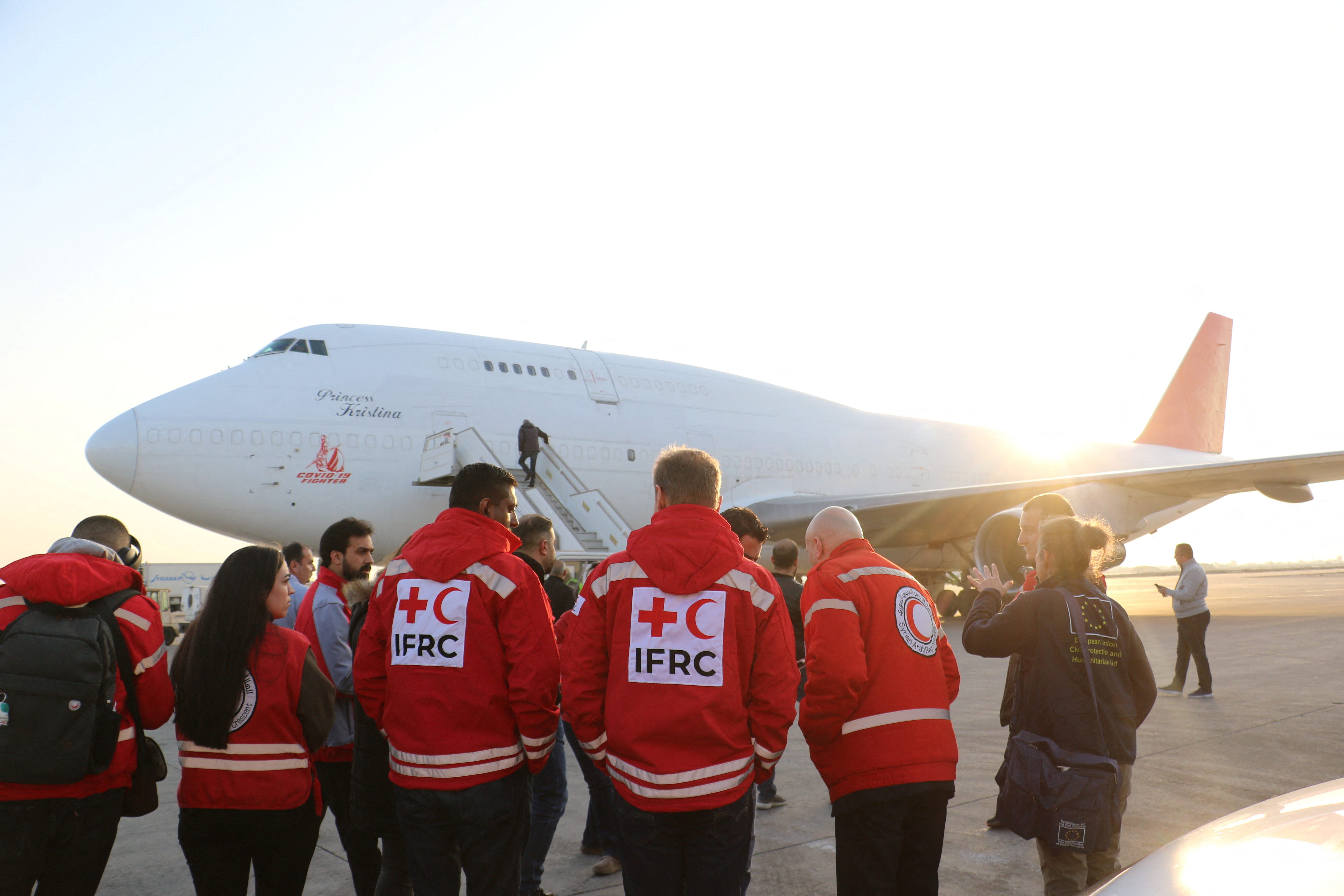 Un avión con ayuda humanitaria de la Unión Europea (UE) llega al aeropuerto internacional de Damasco, en Siria (Reuters)