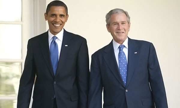 Los ex presidentes de EEUU, Barack Obama (i) y George W. Bush (d)