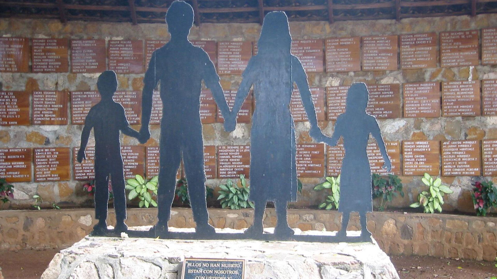 Monumento a las víctimas en el caserío El Mozote, al noreste de El Salvador, donde ocurrió una de los peores masacres durante el conflicto interno en el país centroamericano (1980-1992).