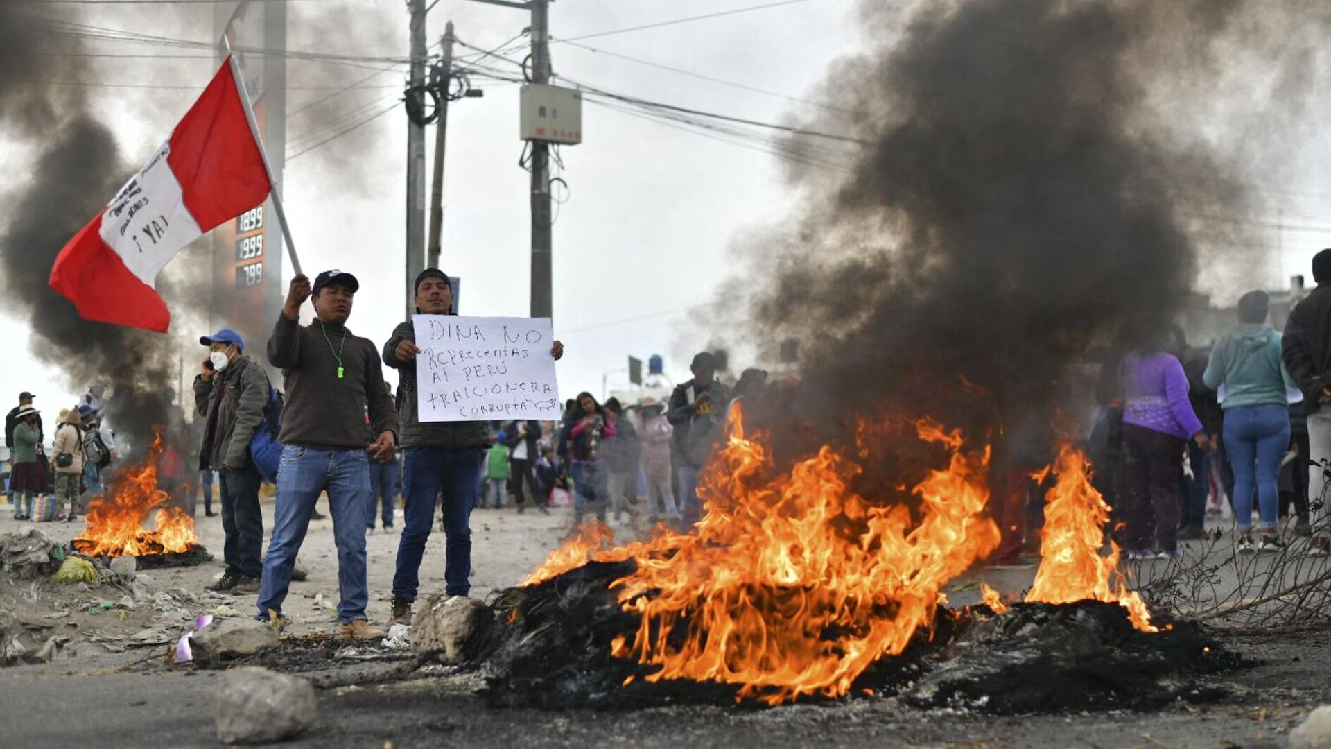 Bloqueo de carreteras, toma de aeropuertos, saqueos, destrucción de propiedad pública y privada se registraron en los días posteriores a la juramentación de Boluarte. Hasta el momento se reportan 26 fallecidos. (AFP)