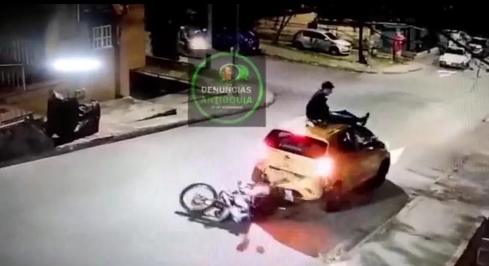 En video quedó el impresionante choque de un motociclista con un taxi: el hombre terminó ileso sentado en el techo del carro