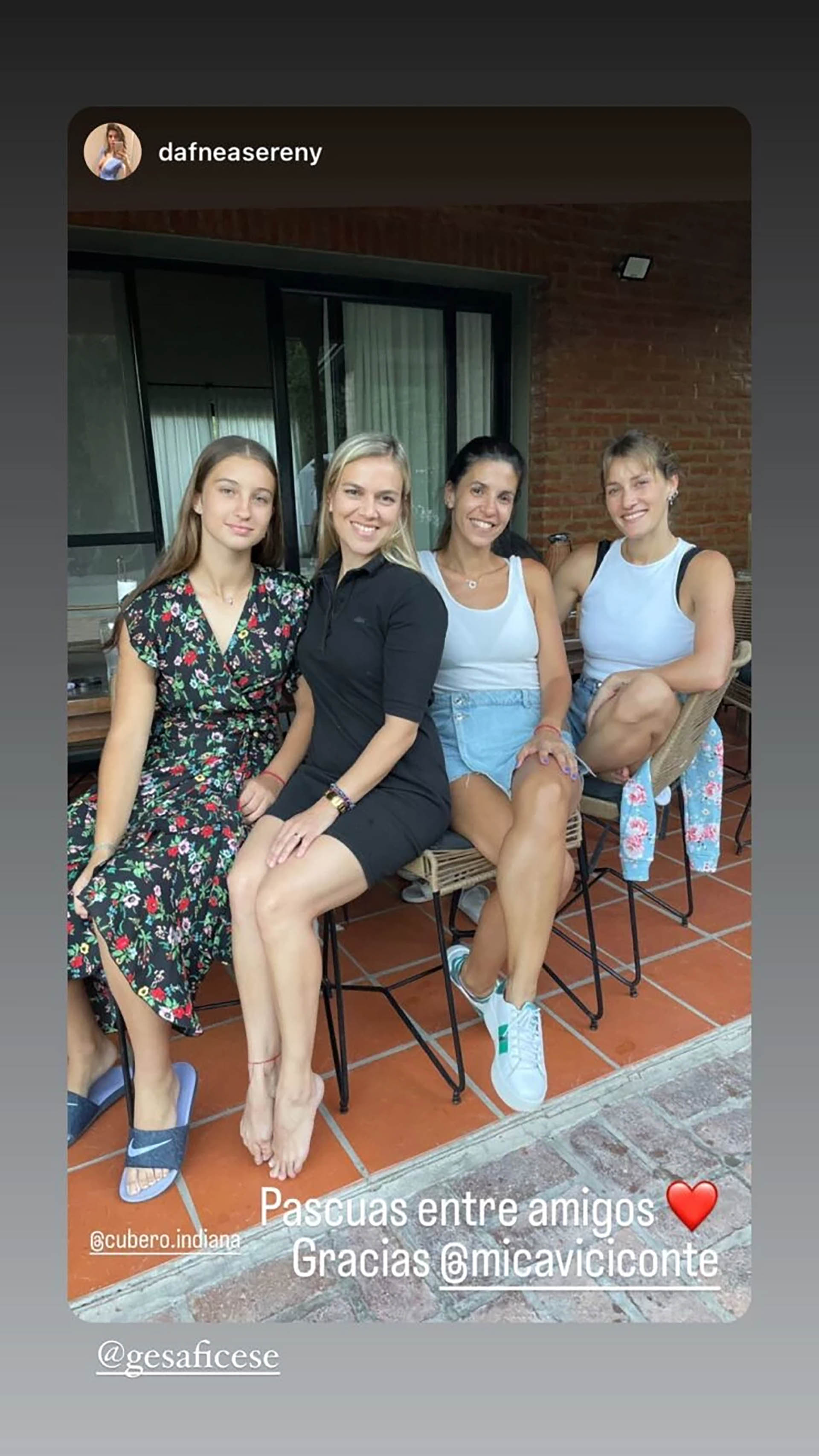 Indiana junto a Mica Viciconte y unas amigas 