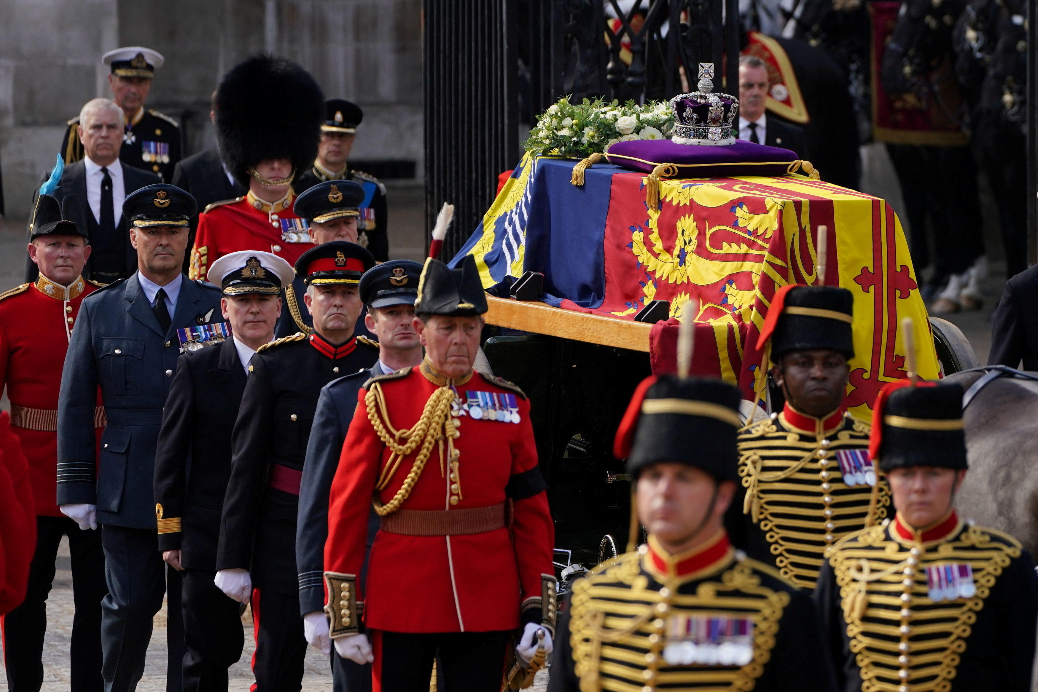 Miles de británicos desfilan ante el ataúd de la reina Isabel II en el hall de Westminster 