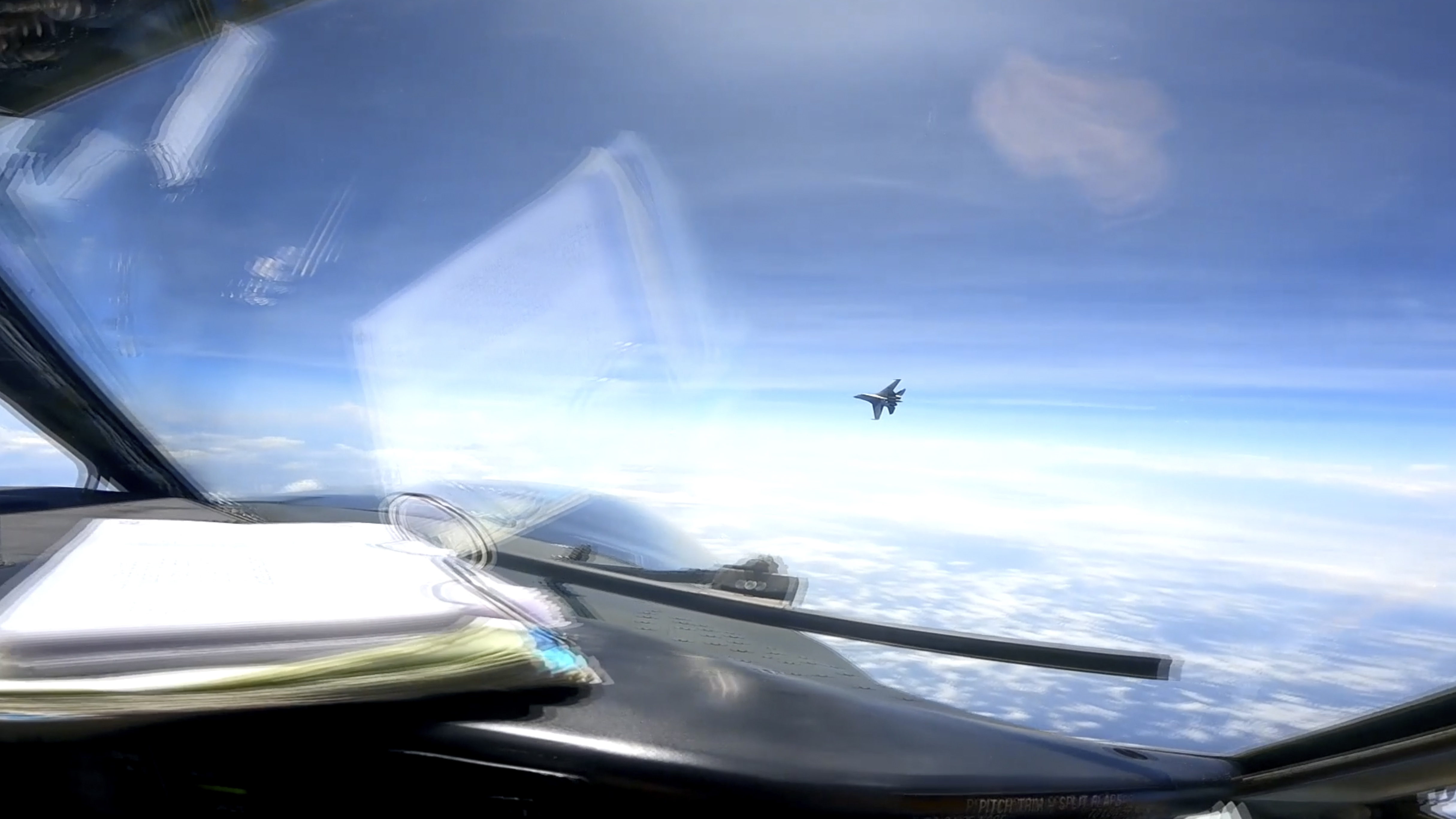 En esta imagen tomada de un video difundido por la Marina de Estados Unidos, un avión de combate J-16 vuela agresivamente cerca de una aeronave estadounidense RC-135 que volaba sobre espacio aéreo internacional sobre el mar de la China Meridional, el viernes 26 de mayo de 2023. (U.S. Navy via AP)