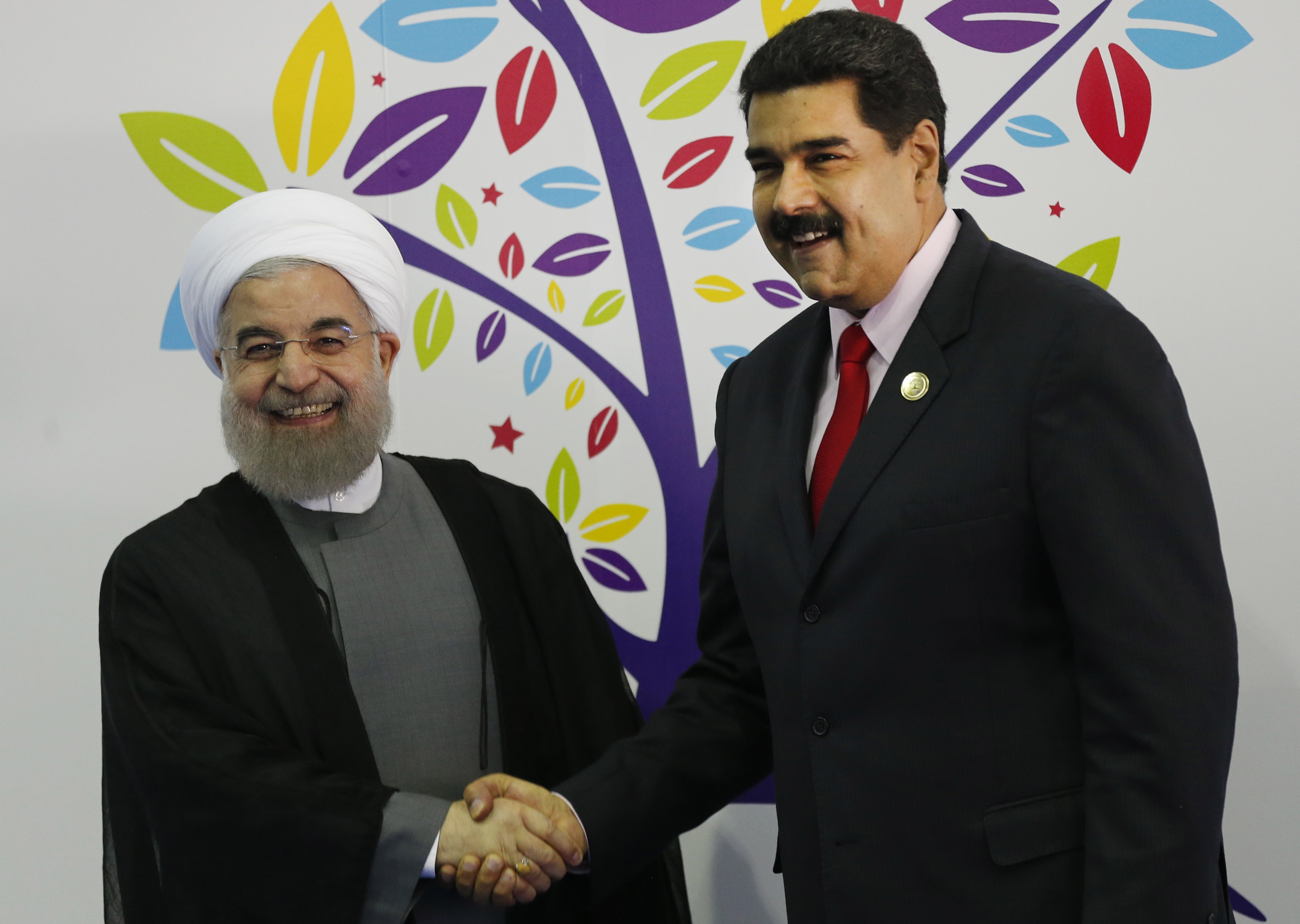 El presidente de Irán, Hassan Rohani; y Nicolas Maduro, durante la inauguración de la cumbre de los Países No Alineados (AP/Archivo)