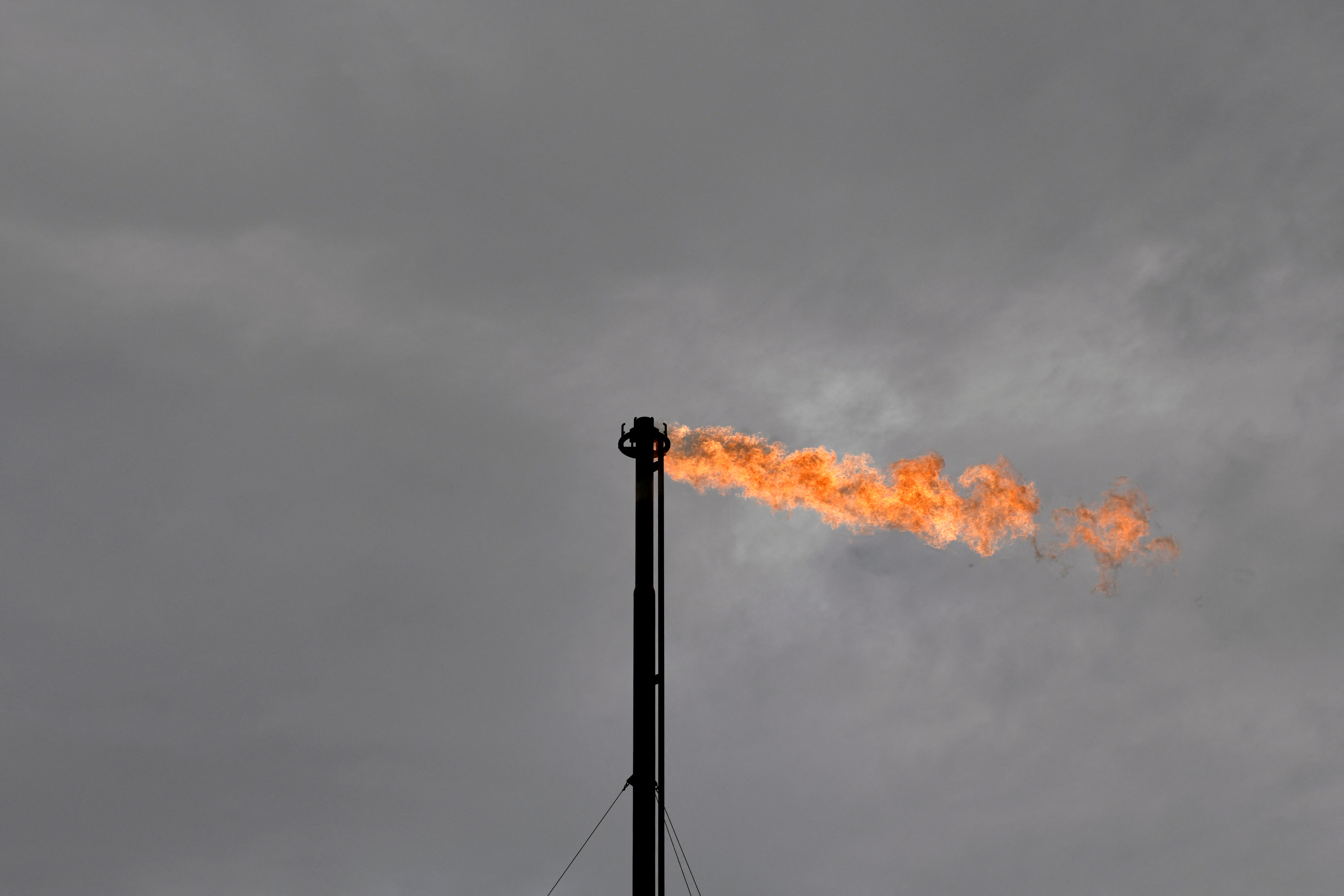 El gas natural se quema en una instalación de producción propiedad de Exxon cerca de Carlsbad, Nuevo México, Estados Unidos. (Reuters/Nick Oxford)