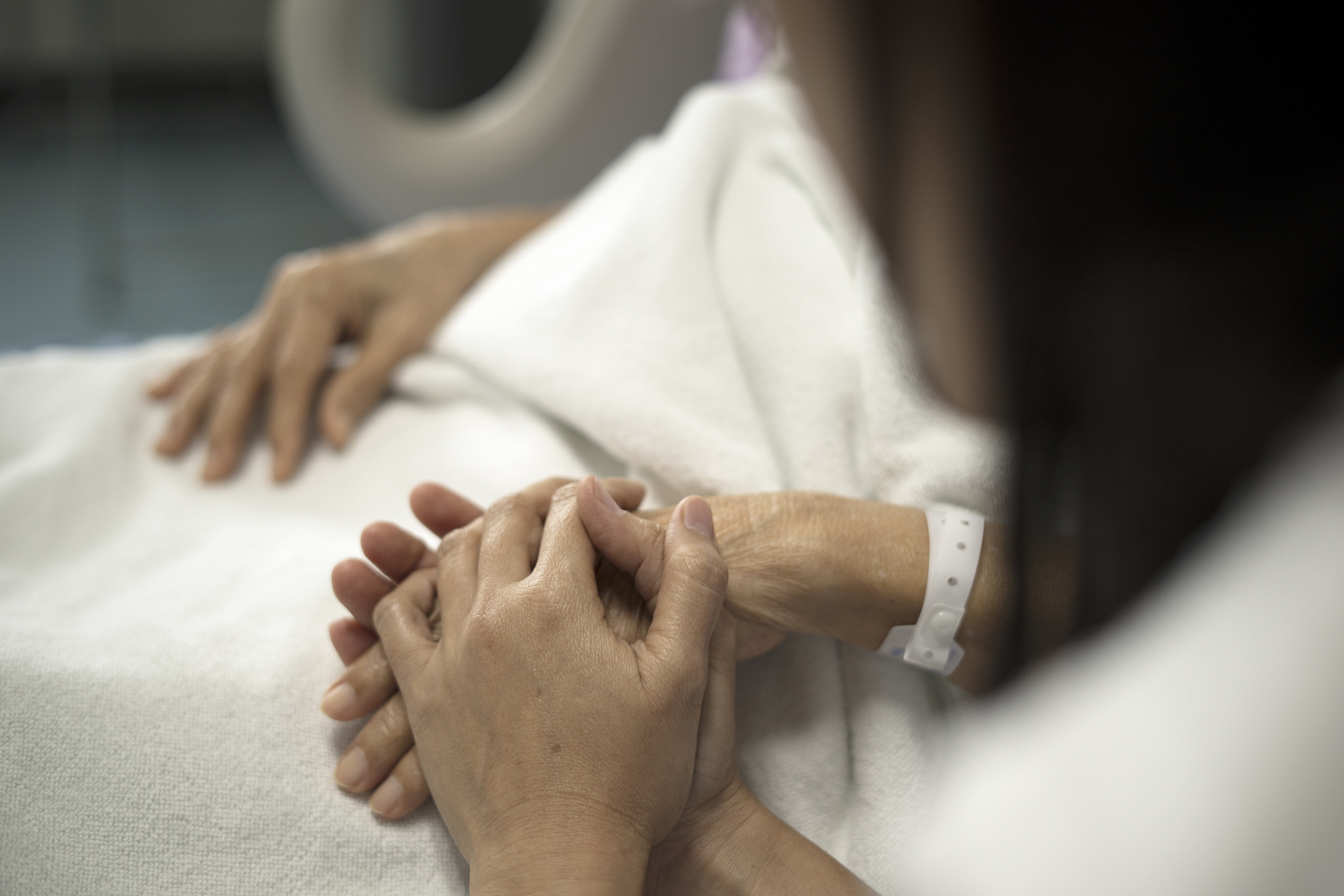 La mujer reunió a su marido e hijas para contarles una verdad que causaría un tsunami emocional (Getty Images)