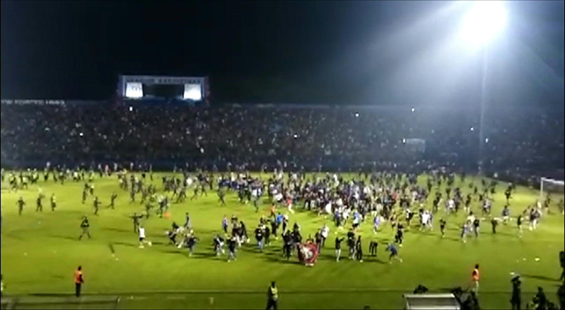 Más de un centenar de personas murieron la noche del sábado en un estadio de Indonesia (AFP)