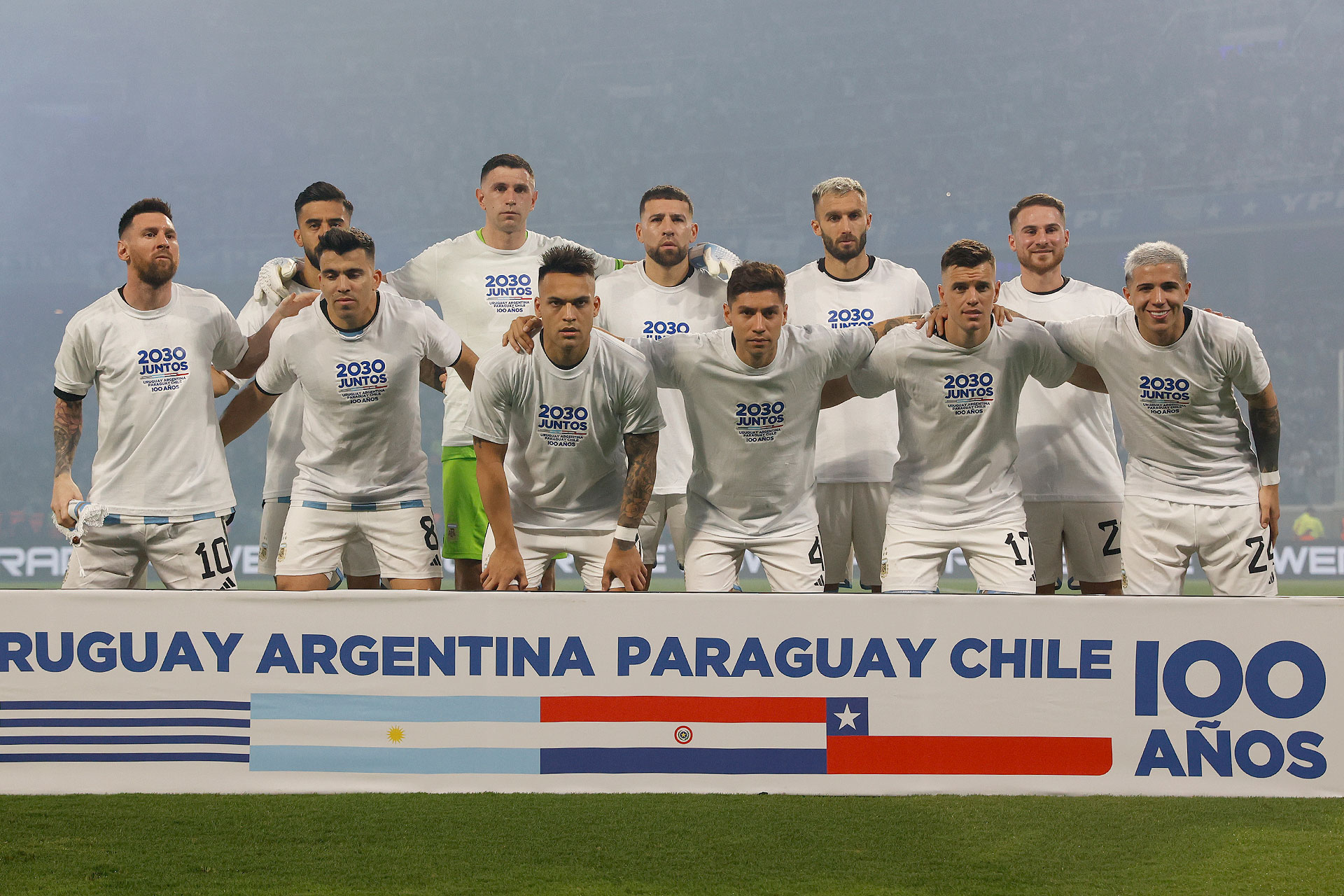 La selección argentina salió con una remera de la candidatura para el Mundial 2030 en el amistoso ante Curazao (Foto: Mario Sar)