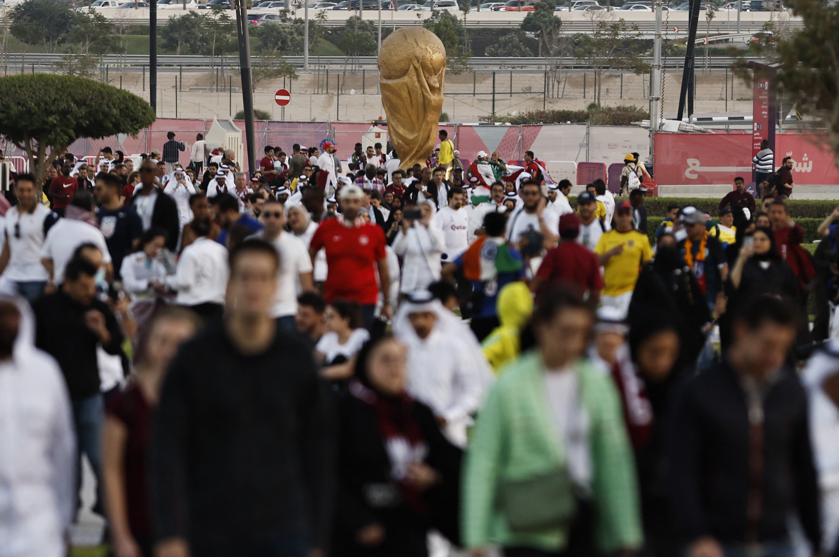 Miles de fanáticos fueron al Al Bayt para ver la inauguración del Mundial (Reuters)