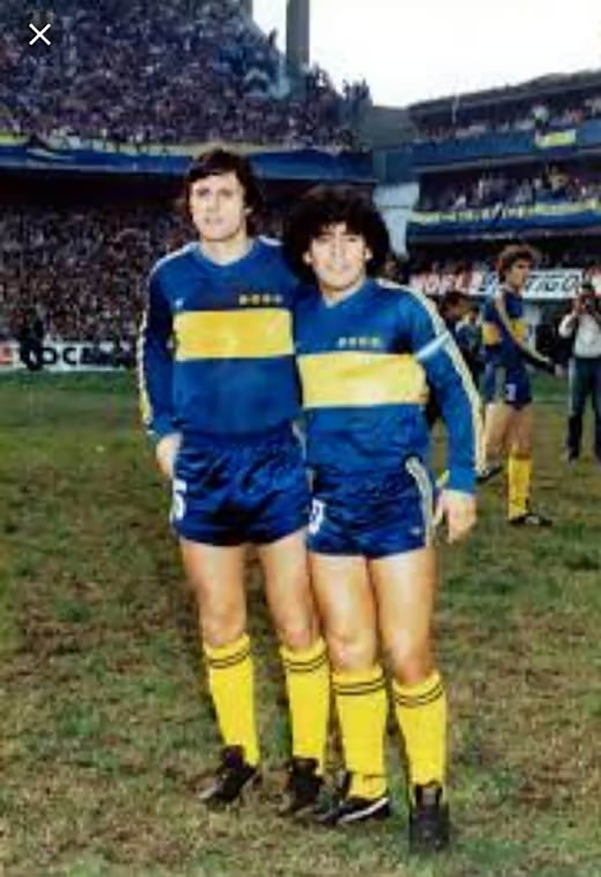 Alves, junto a Diego, en el Boca campeón del 81