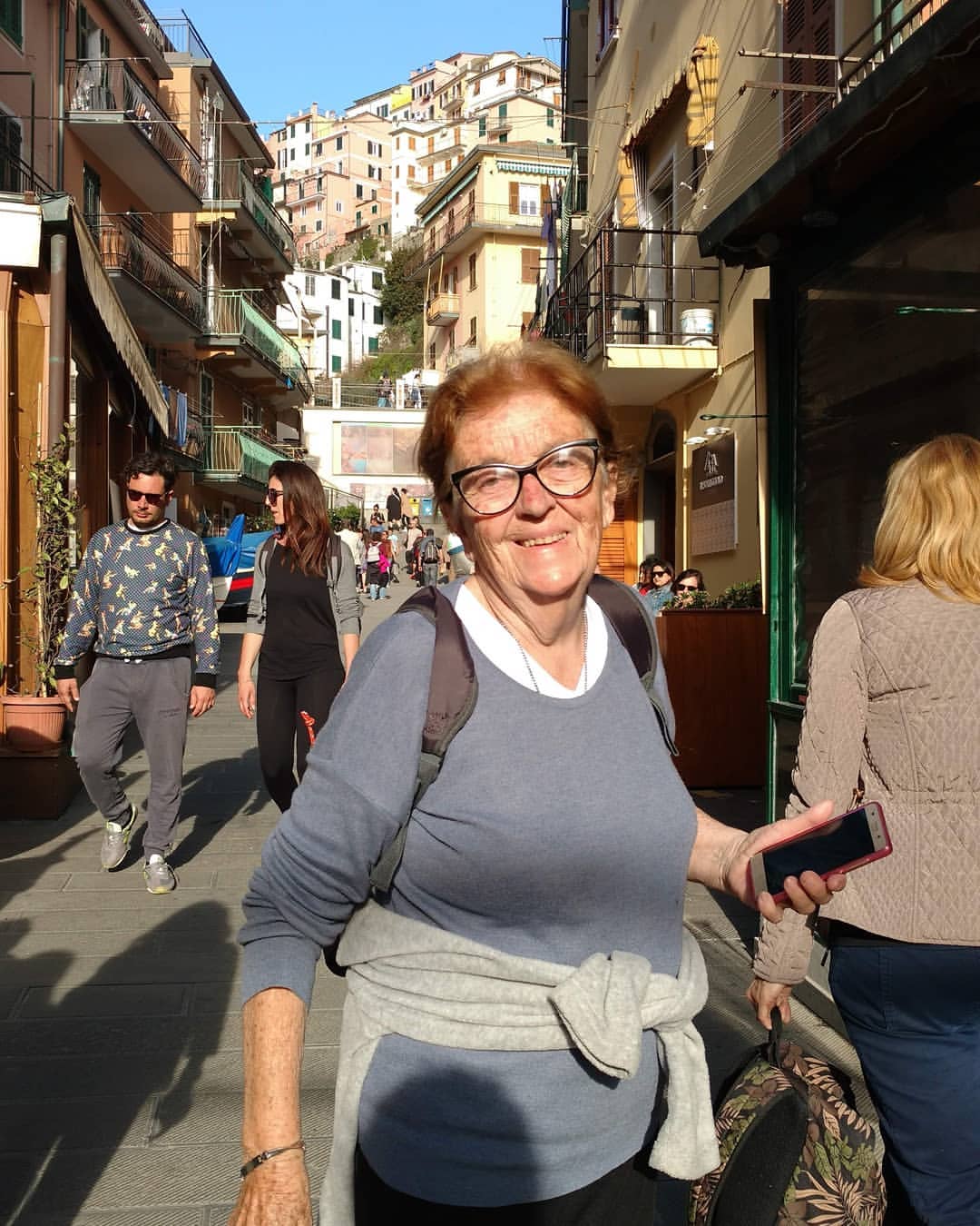 A pura sonrisa en Cinque Terre, Italia. "Me siento muy bien ayudando, y pertenecí a instituciones con este fin, visitando a personas internadas en el servicio de pediatría para llevar en unos segundos de buena onda, una sonrisa, una oración, o lo que surja del encuentro; cada visita da luz a mi espíritu", dice Elva, la abuela viajera