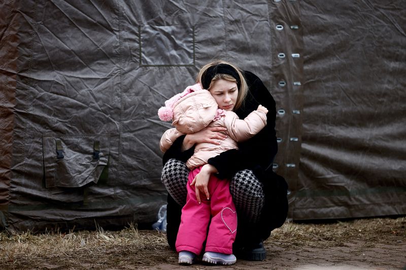 Miles de mujeres escaparon de Ucrania hacia países limítrofes con sus hijos y apenas unas pocas pertenencias (Reuters)