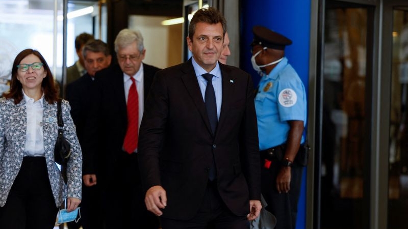 Una imagen de archivo en donde el ministro de Economía, Sergio Massa, sale del edificio del FMI en Washington (REUTERS/Evelyn Hockstein)