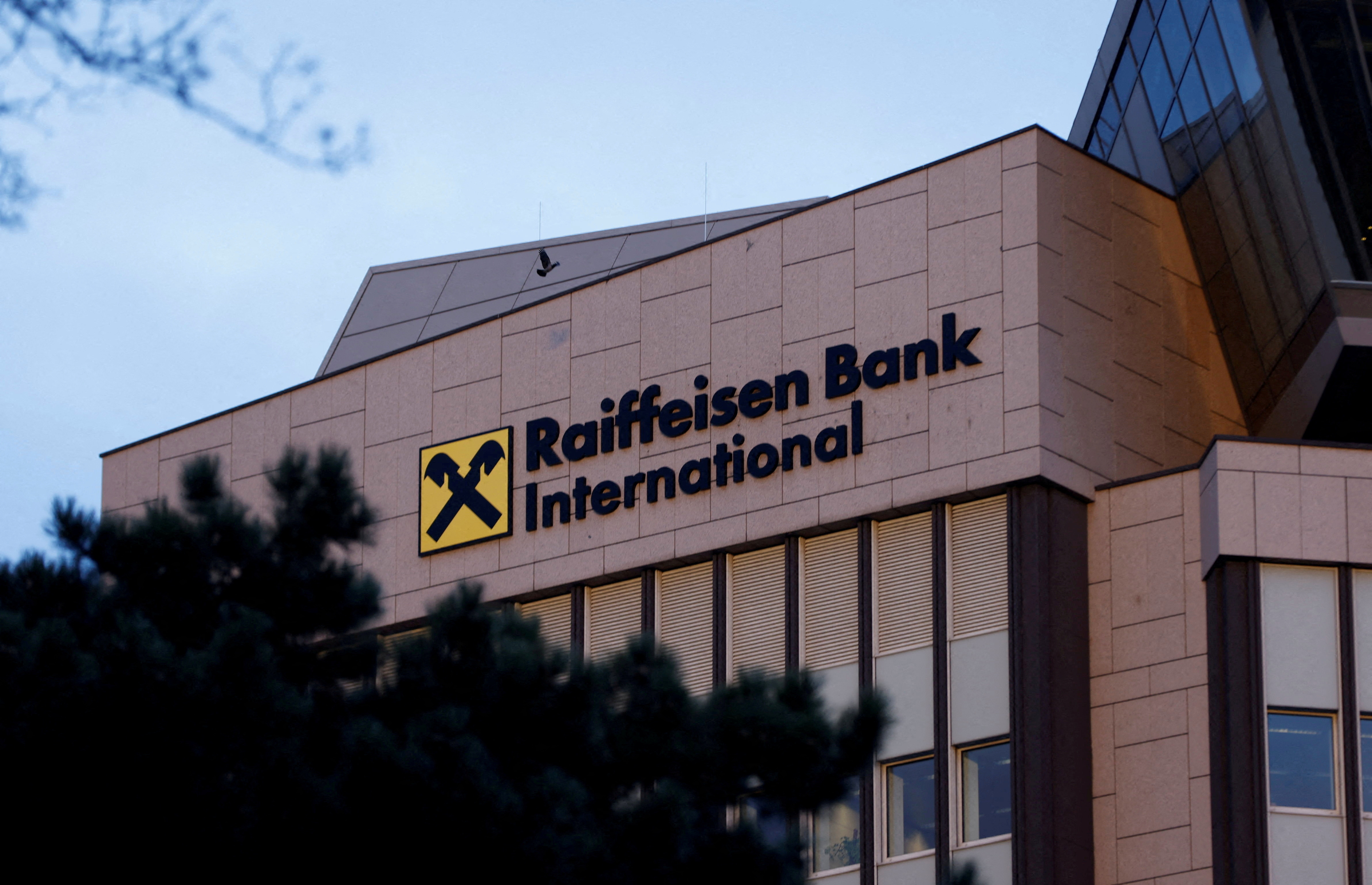 La sede central del Raiffeisen Bank International (RBI) en Viena, que continúa operando y obteniendo enormes ganancias en el mercado ruso a pesar de las sanciones de la UE. (REUTERS/Leonhard Foeger)