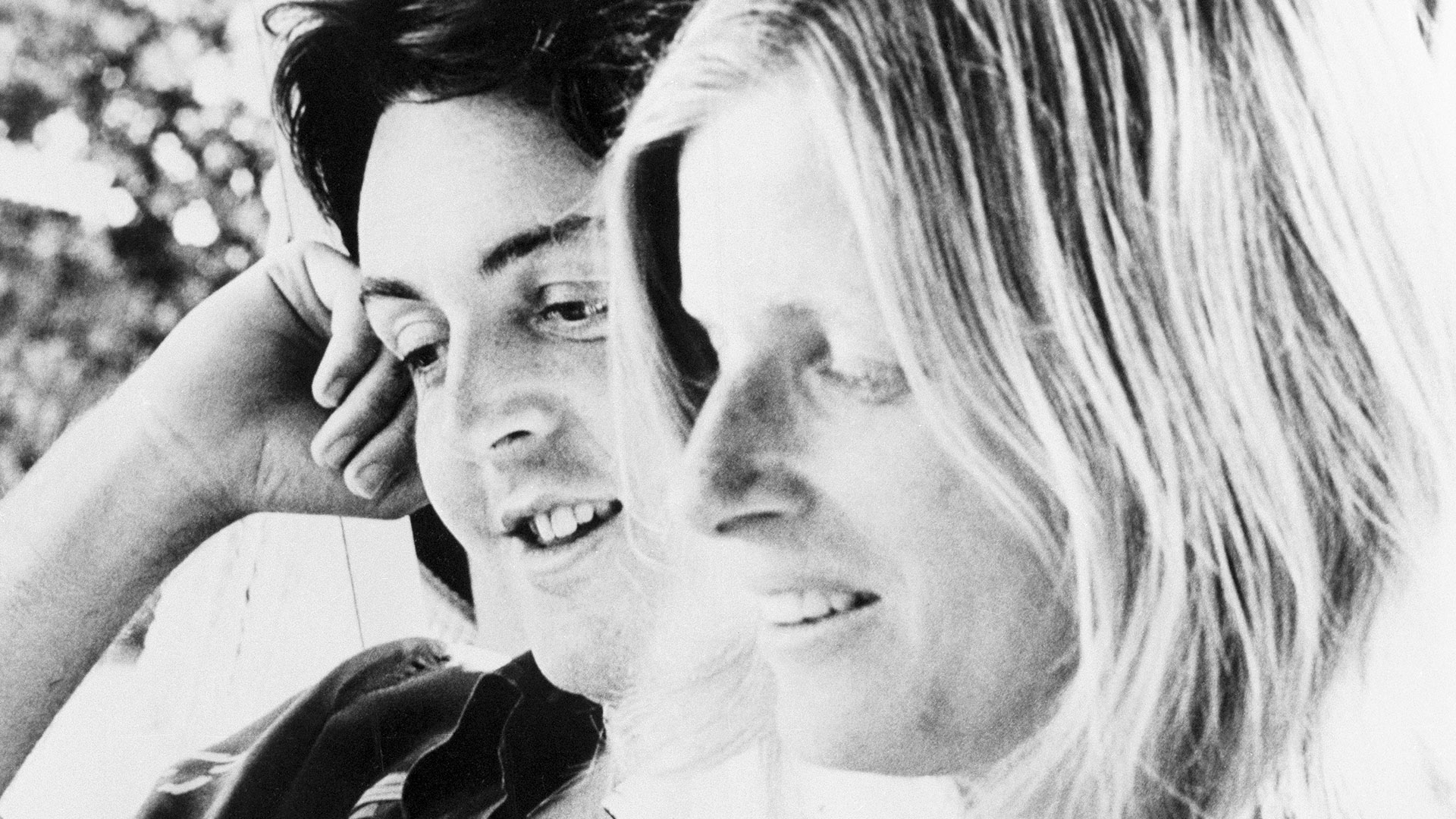 Beatles singer and guitarist Paul McCartney with his wife, Linda (1941 - 1998), circa 1970.