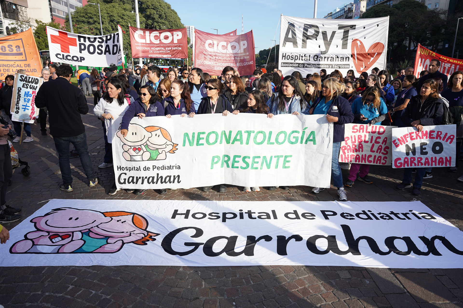 Mercados: suben las acciones y caen los bonos, mientras se mantiene la cautela inversora