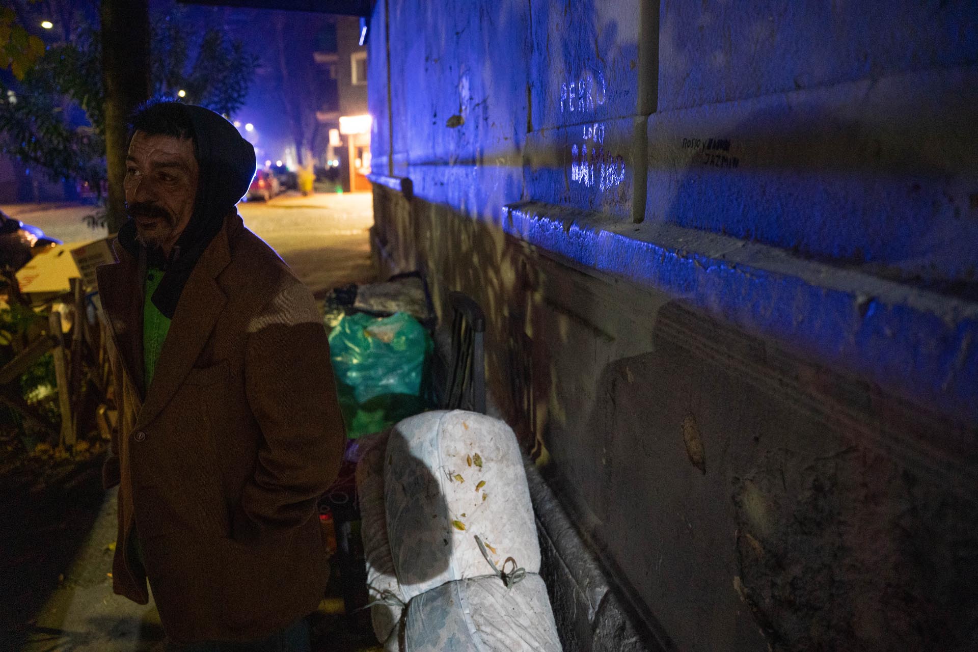 Juan es mendocino y llegó a Buenos Aires en tren después de vivir toda su infancia y adolescencia en un hospicio. Hace años que los vecinos de Villa Crespo lo conocen, lo quieren y -como pueden- lo ayudan. Él les convida té de los yuyos que planta