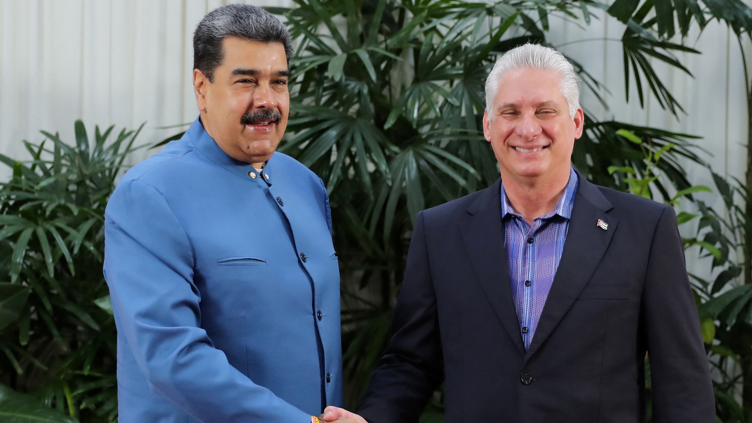 Nicolás Maduro posa junto a Miguel Díaz-Canel (Miraflores Palace/Handout via REUTERS)