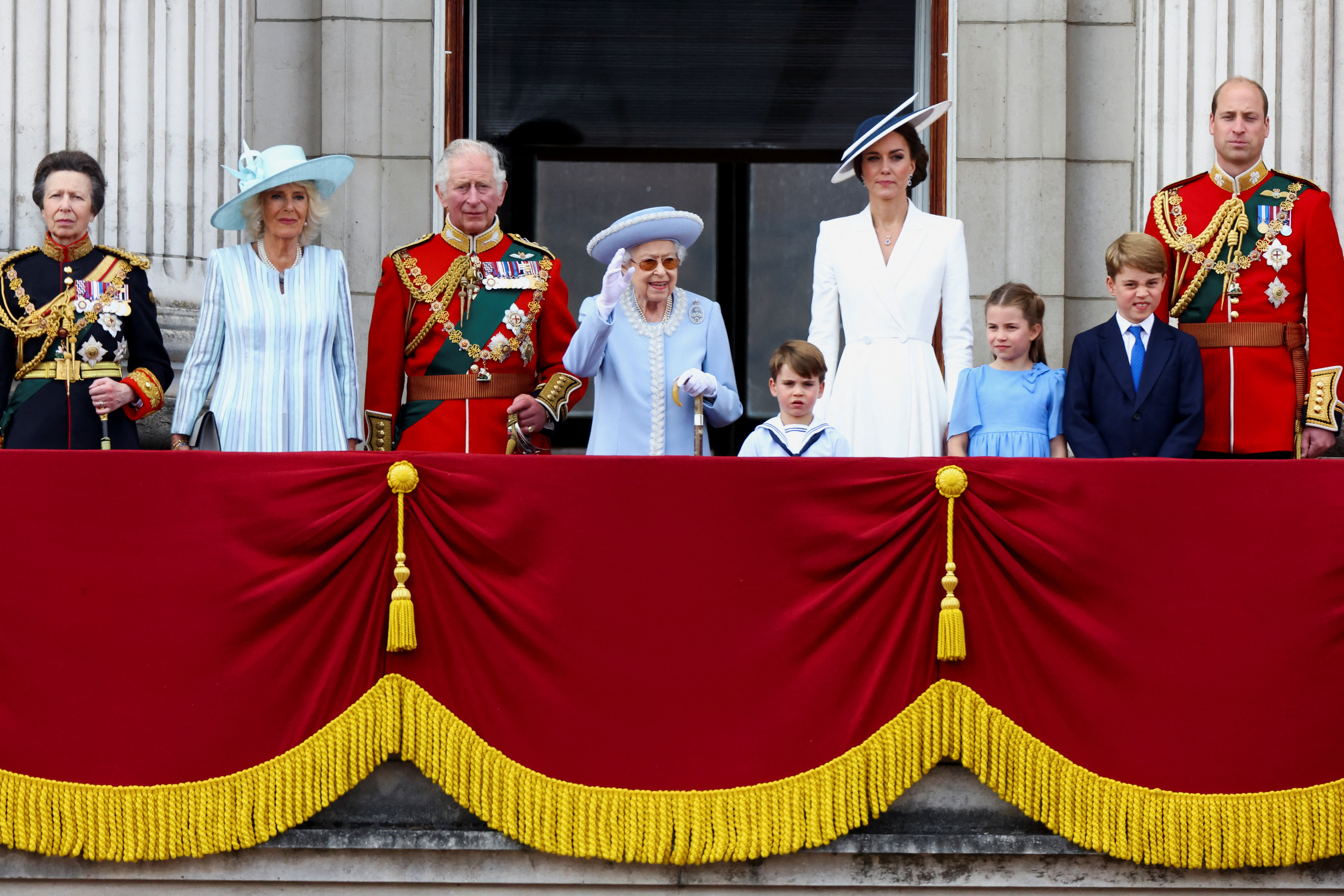 La reina Isabel de Gran Bretaña, Ana, la princesa real, el príncipe Carlos, Camila, la duquesa de Cornualles, el príncipe William y Kate, duquesa de Cambridge, junto con la princesa Charlotte, el príncipe George y el príncipe Louis aparecen en el balcón del Palacio de Buckingham como parte de Trooping the Colour desfile durante las celebraciones del Jubileo de Platino de la Reina en Londres, Gran Bretaña, el 2 de junio de 2022. REUTERS/Hannah McKay