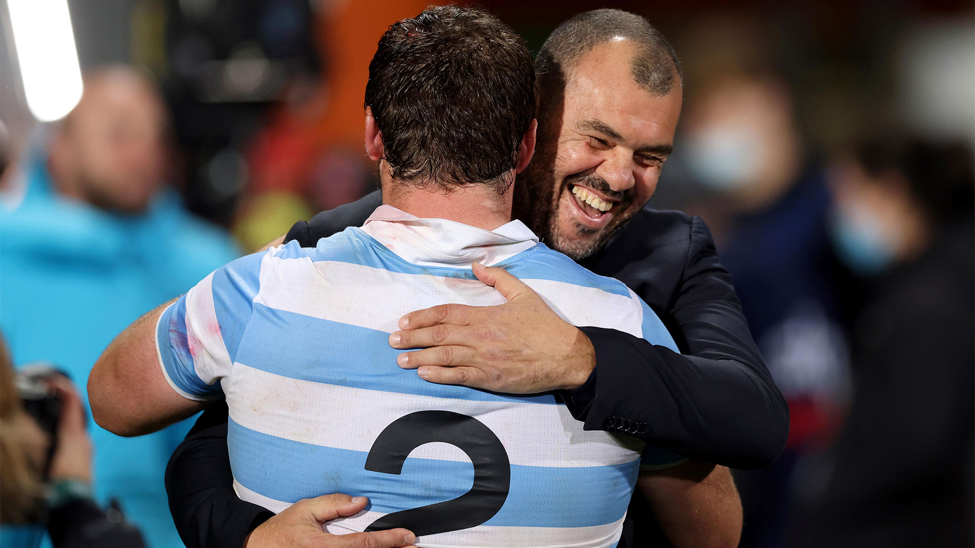 Entrenador y capitán. Cheika saluda a Julián Montoya tras el triunfo (Martin Hunter/Photosport via AP)